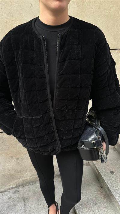 Siyah Yandan Cepli Kabartma Desen Kadife Ceket
