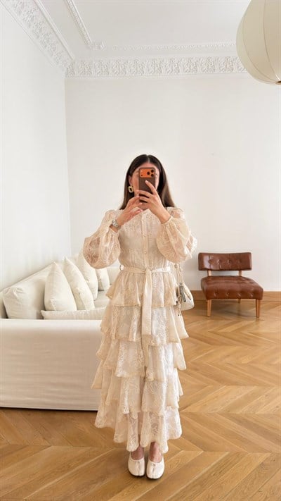 Taş Yarım Düğmeli Bilekleri Lastikli Kat Kat Nakışlı Elbise