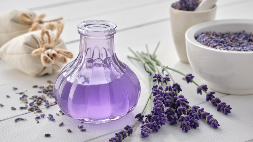 Lavanta yağı nedir ve faydaları nelerdir? Stres azaltma, uyku kalitesini artırma, cilt ve saç sağlığı, baş ağrısı ve ağrı kesici özellikleriyle lavanta yağının sağlık açısından birçok faydasını keşfedin. Doğal antibakteriyel ve antifungal özellikleri ile lavanta yağı hakkında daha fazla bilgi edinin.
