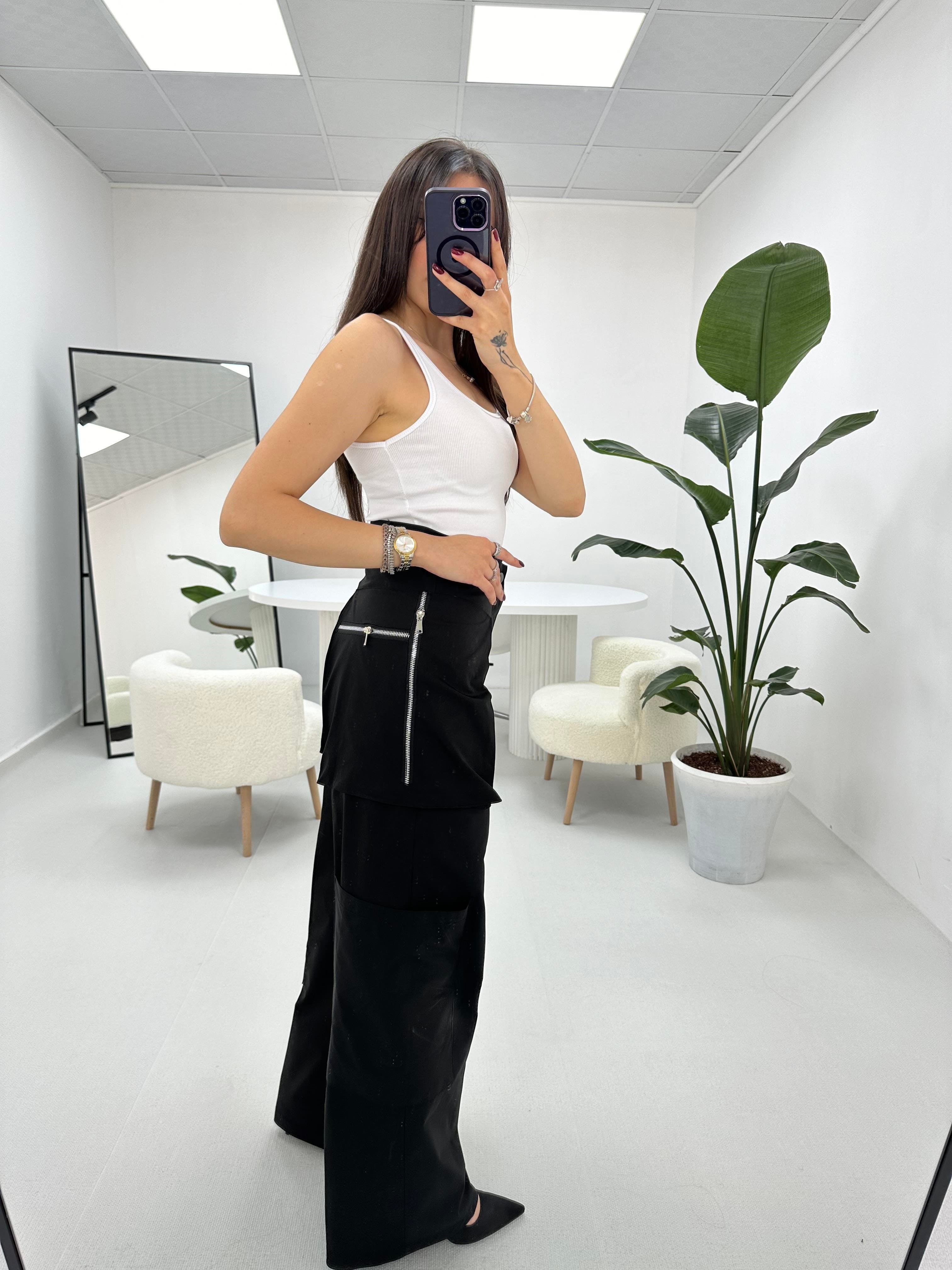 Model Siyah Fermuarlı Paraşüt Pantolon