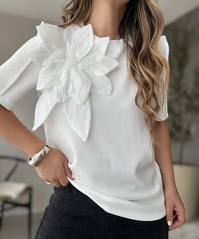 Omzu Çiçek Tasarımlı T shirt Beyaz