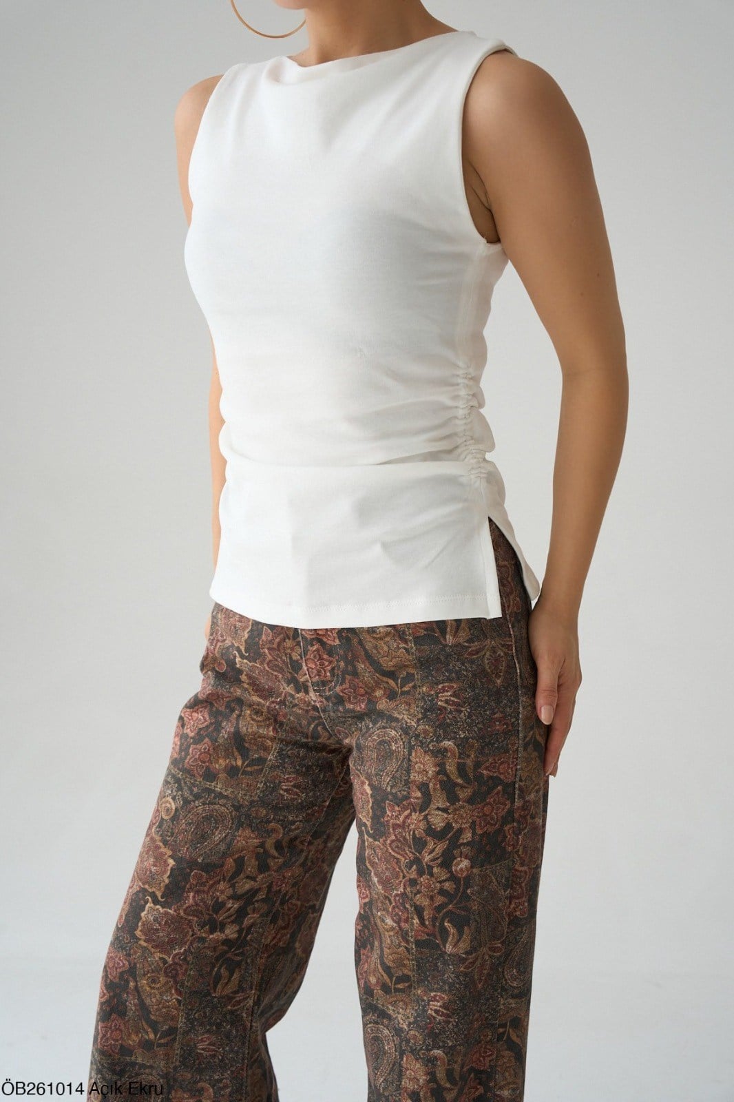 Beyaz Yanları Büzgü Detaylı Bluz