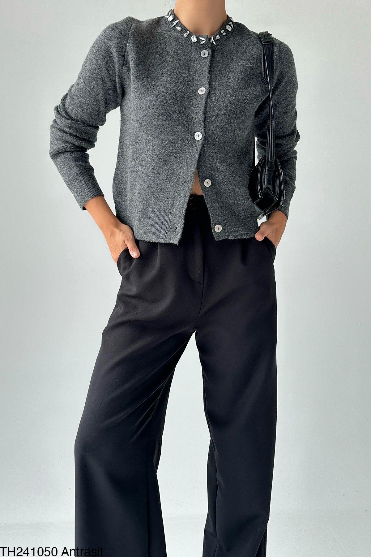 Kadın Düğmeli Oval Yaka Taş İşlemeli Gri Hırka