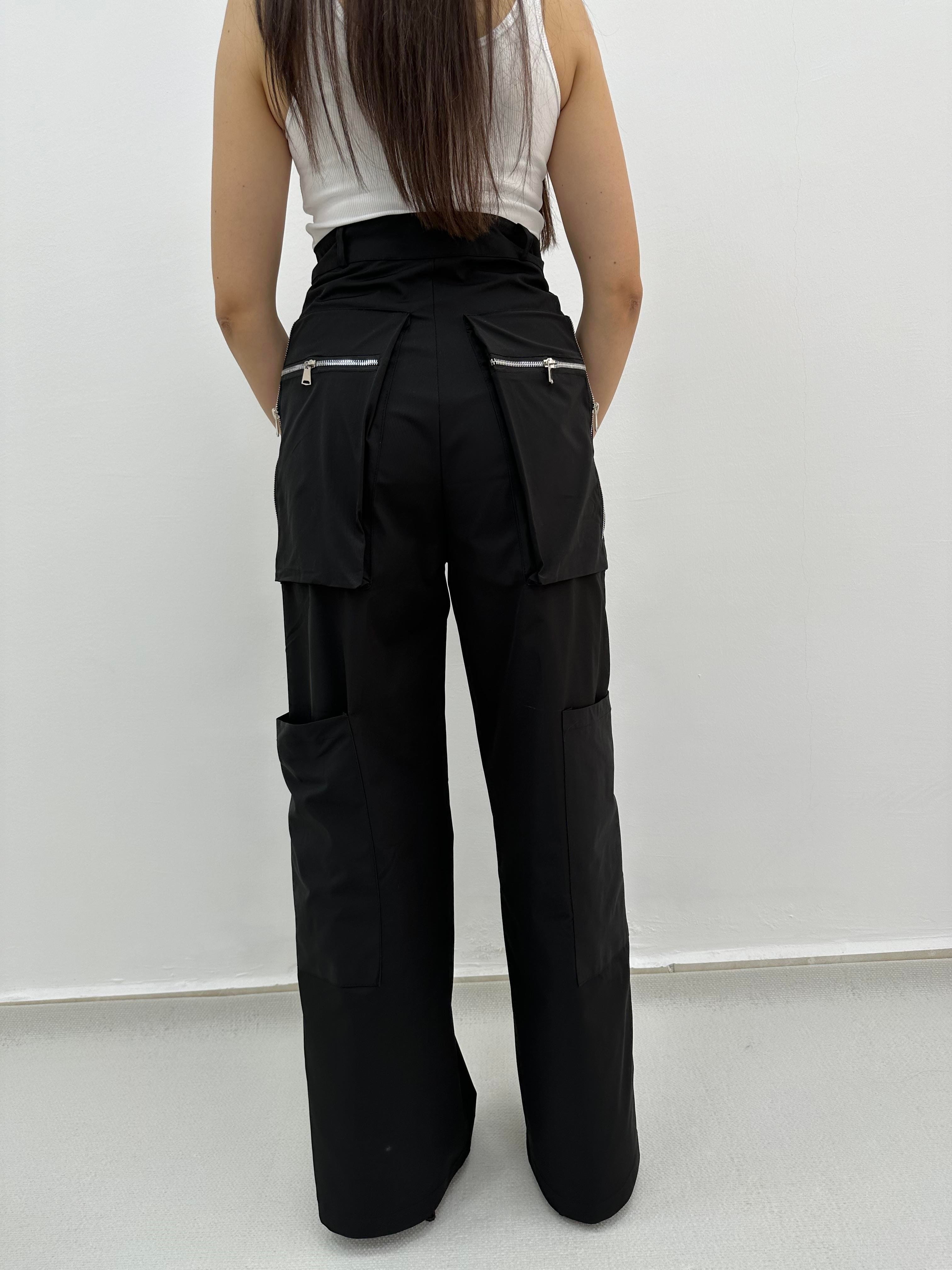 Model Siyah Fermuarlı Paraşüt Pantolon