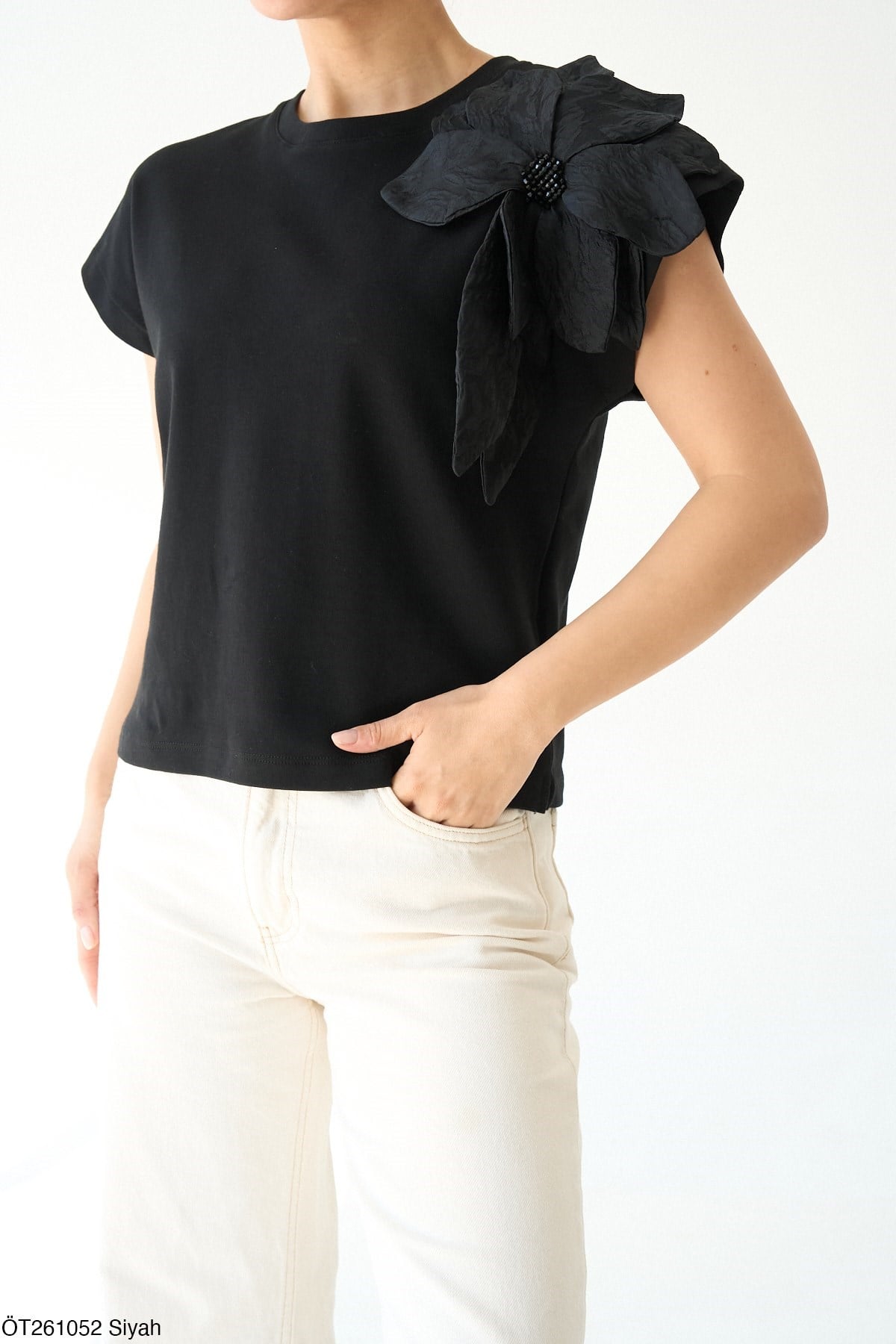 Omzu Çiçek Tasarımlı T shirt Siyah