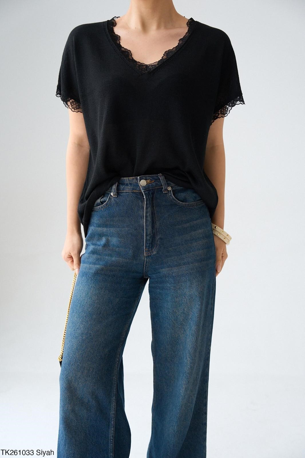 Siyah Dantel Detaylı  Bluz