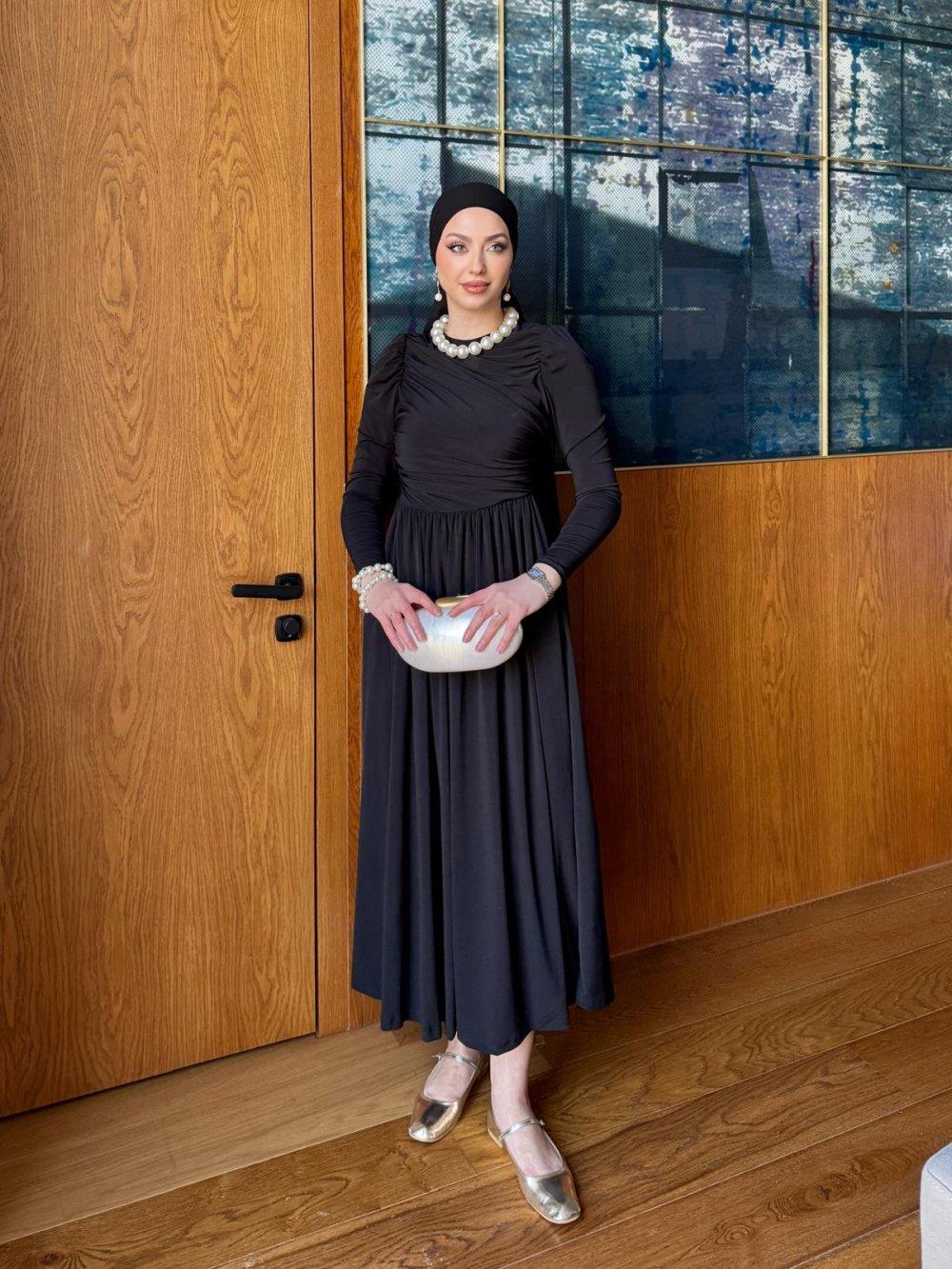 Siyah Göğüs Dekolteli Elbise