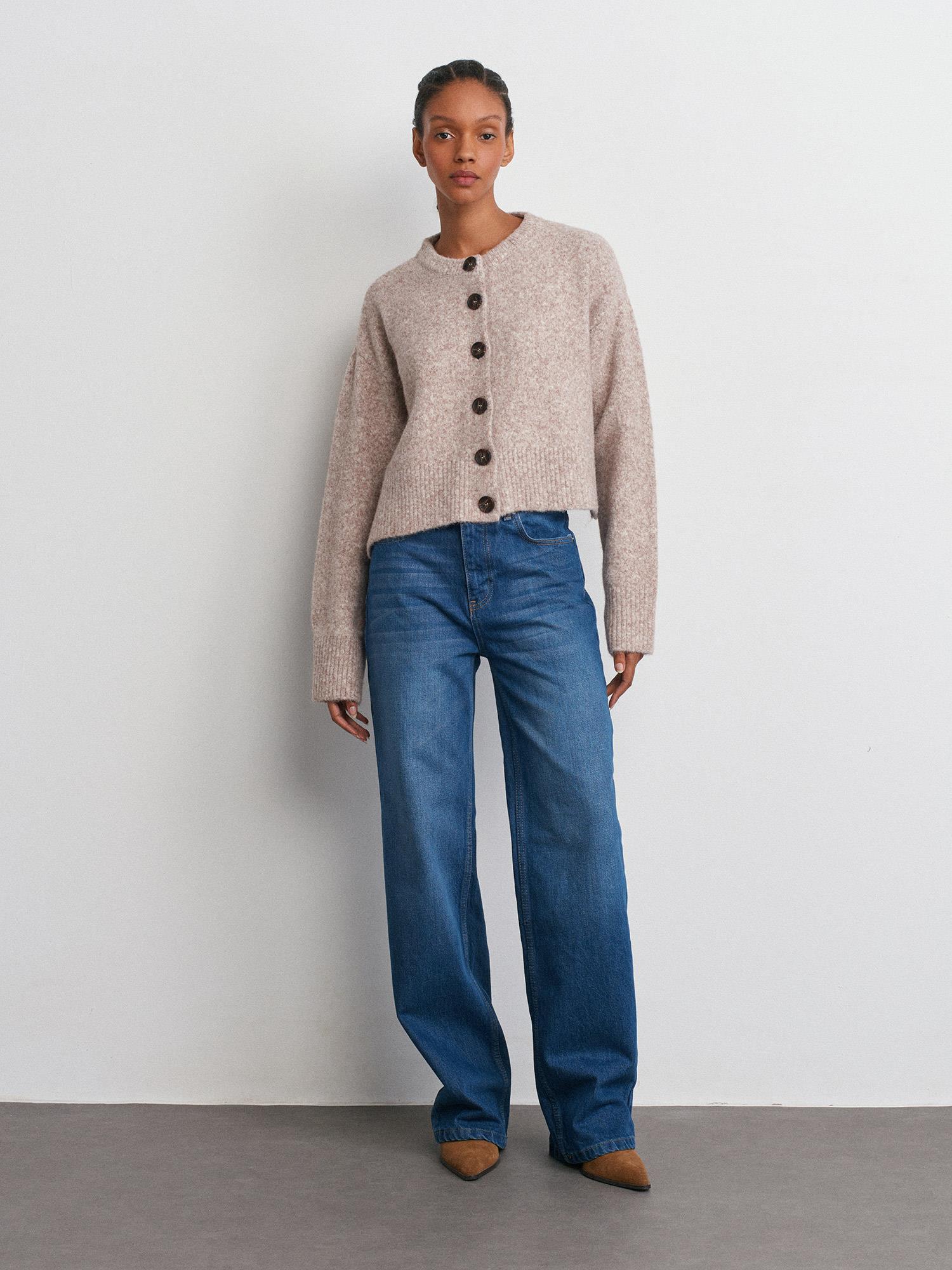 Ürün İçeriği : %43 Polyester %39 Akrilik %9 Poliamid %5 Yün %4 Elastan Mankenin Ölçüleri : Boy : 171 Göğüs : 80 Bel : 60 Kalça : 90 Numune Bedeni : 36/Standart