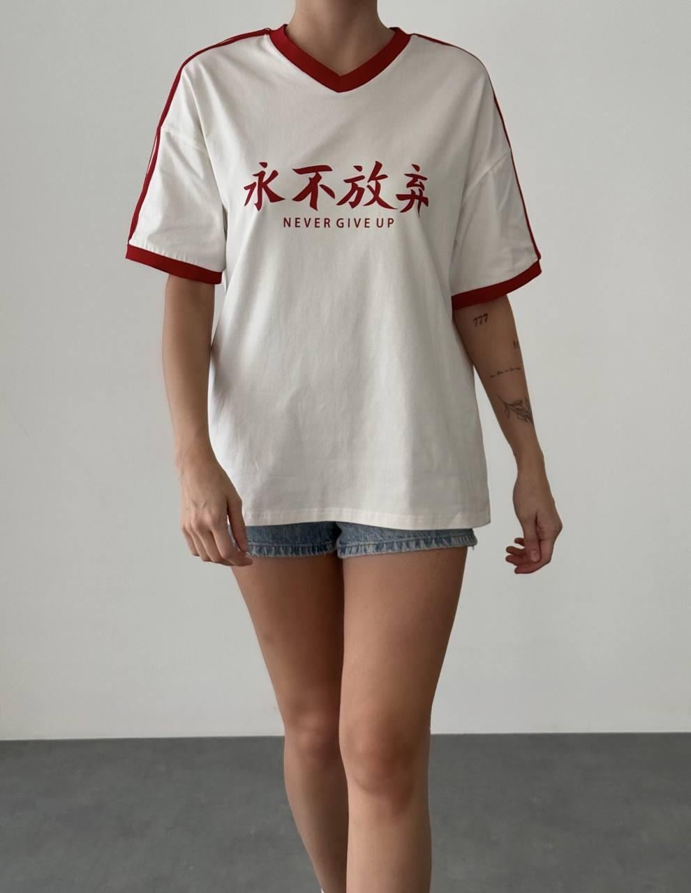 V Yaka Şeritli Baskılı Tişört Ekru