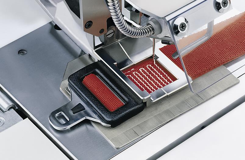 Dürkopp Adler  Ağır Materyaller İçin Kilit-Dikişli, Entegre DC-Motorlu, Yarım Devir Çağanozlu Kısa İplik Dikiş Otomatı