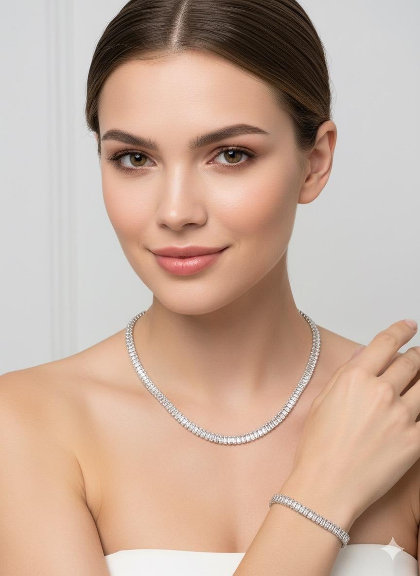 0106234 Beyaz Baget Taşlı Zirkon Kolye (Gümüş) 
