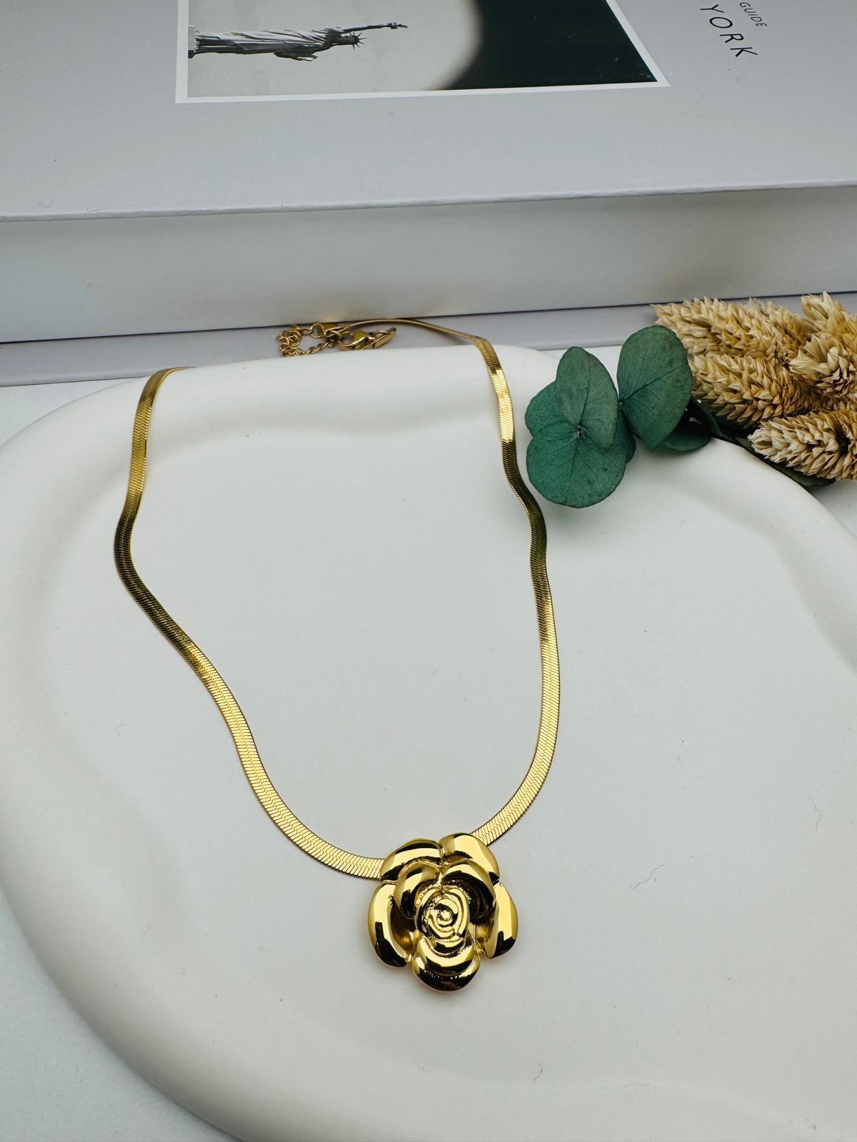 Gül Detaylı Çelik Kolye (Gold) 0106345