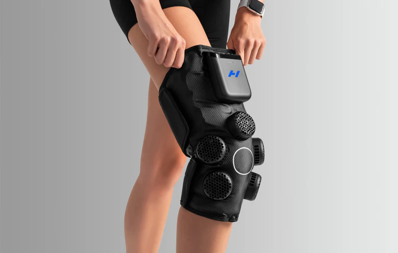 Hyperice Contrast 2 Knee ile antrenman sonrası soğuk uygulama