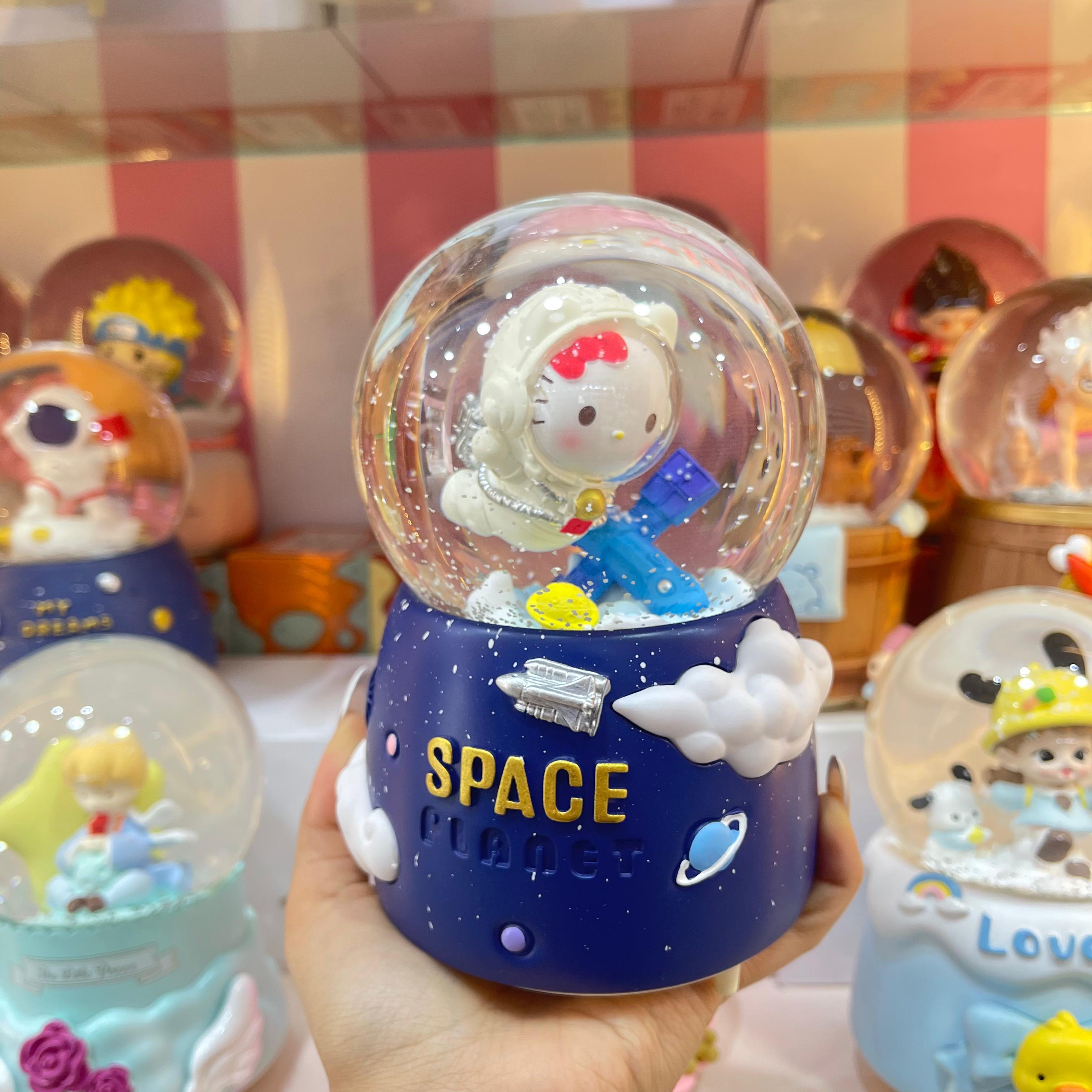 Hello Kitty Uzay Temalı Kar Küresi 