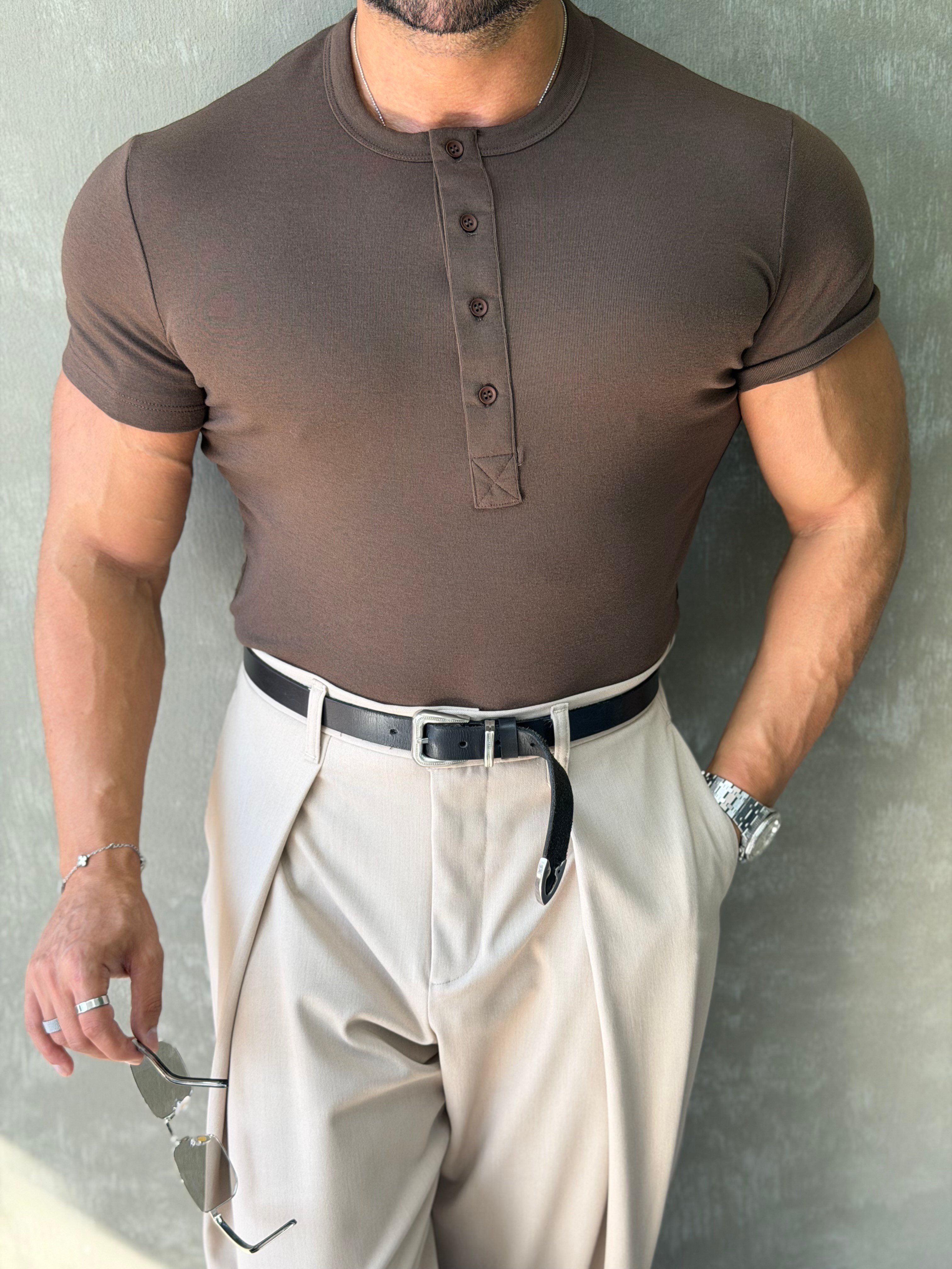 HENLEY YAKA DÜĞMELİ  SLİMFİT T-SHİRT KAHVERENGİ