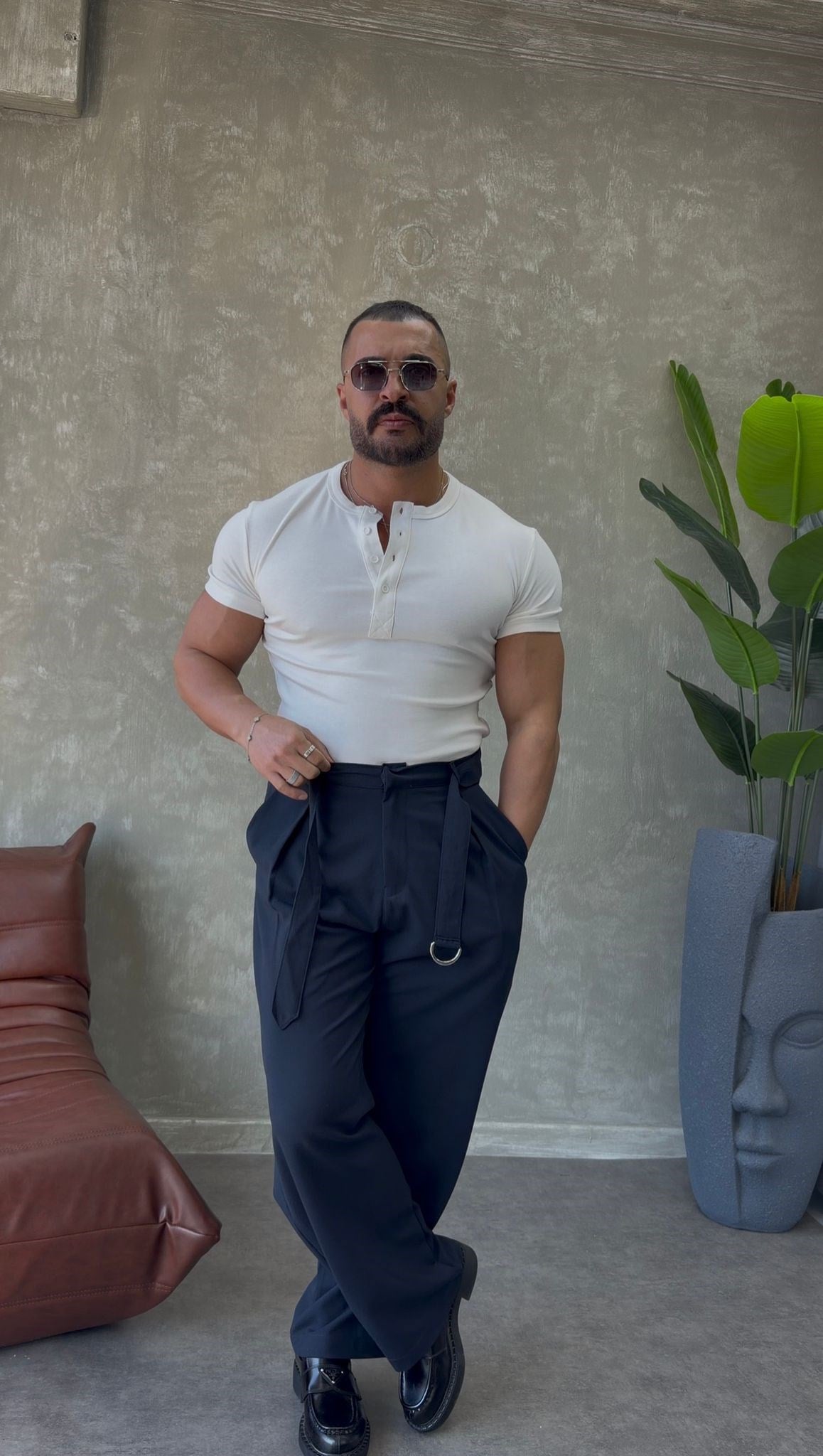 YAN PATLI ÜÇ DÜĞMELİ T-SHİRT BEYAZ