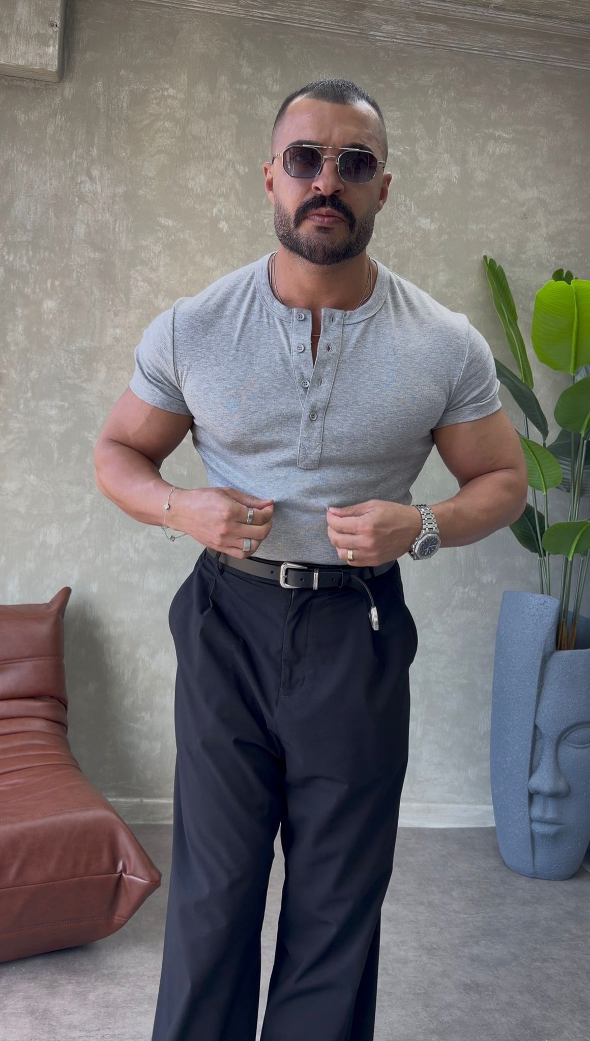 YAN PATLI ÜÇ DÜĞMELİ T-SHİRT GRİ