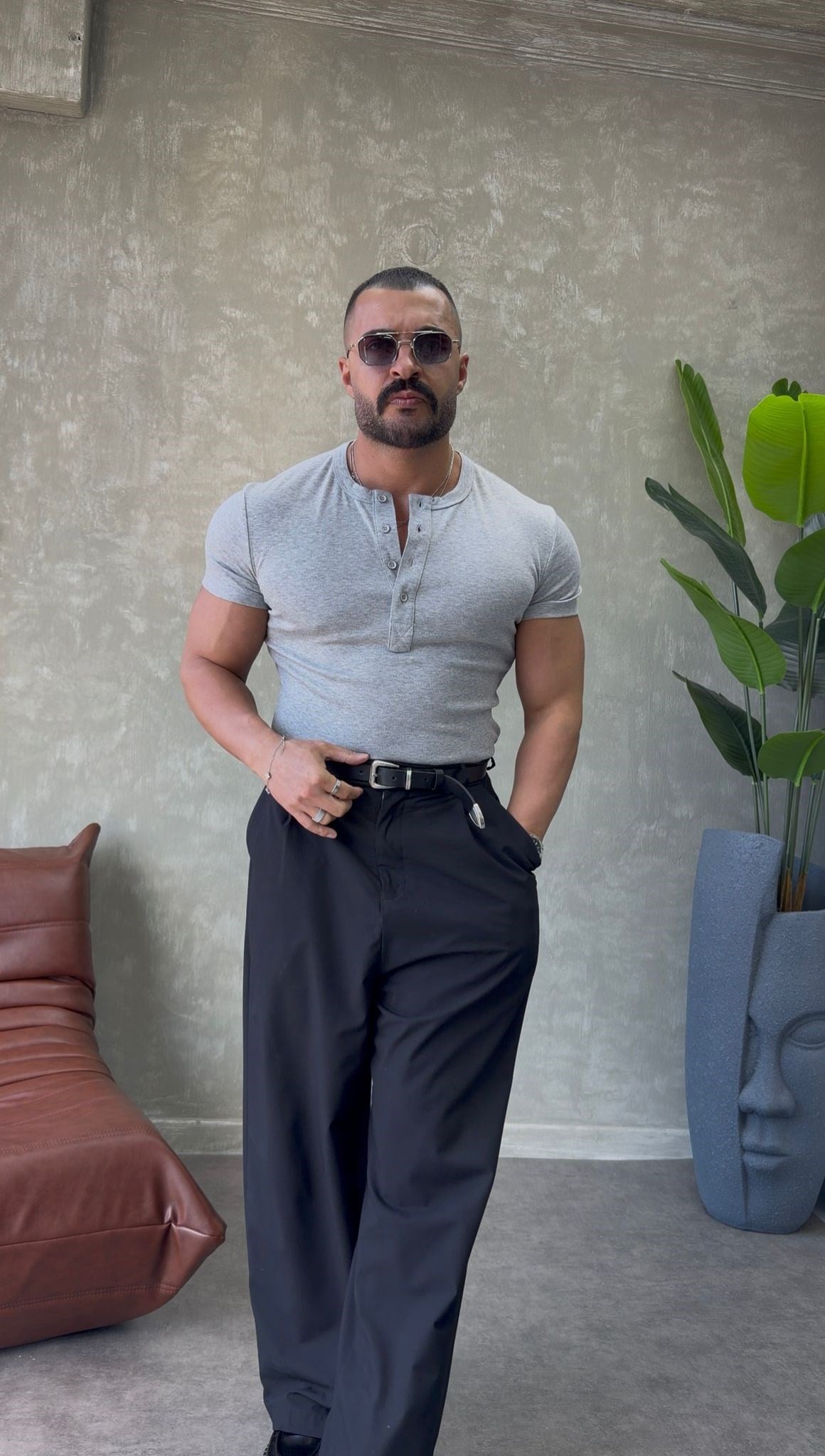 YAN PATLI ÜÇ DÜĞMELİ T-SHİRT GRİ