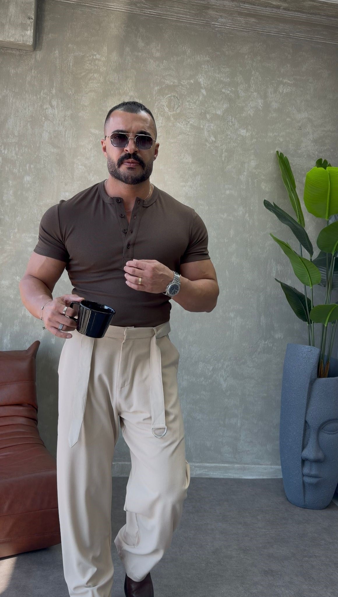 YAN PATLI ÜÇ DÜĞMELİ T-SHİRT KAHVERENGİ