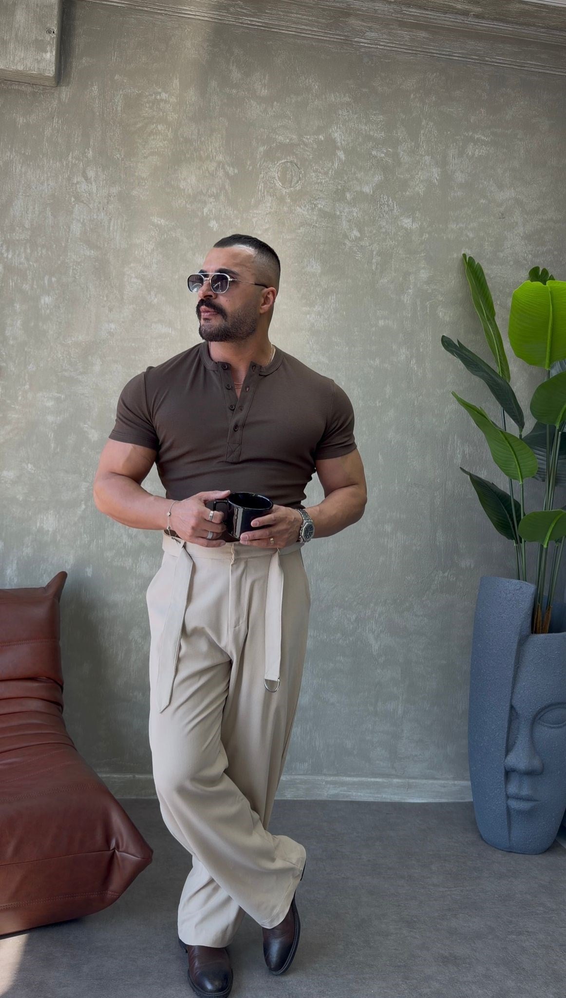 YAN PATLI ÜÇ DÜĞMELİ T-SHİRT KAHVERENGİ