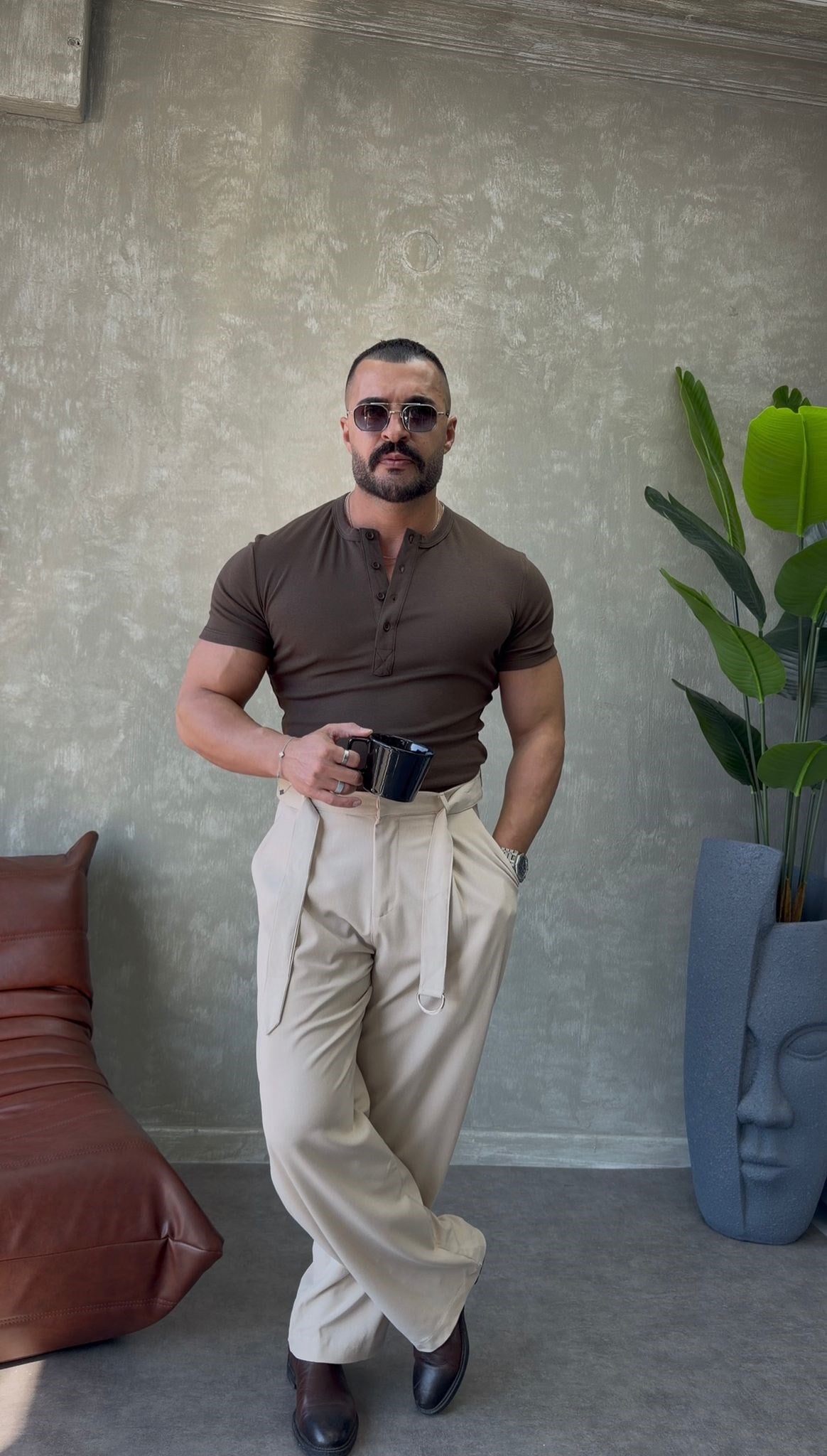 YAN PATLI ÜÇ DÜĞMELİ T-SHİRT KAHVERENGİ