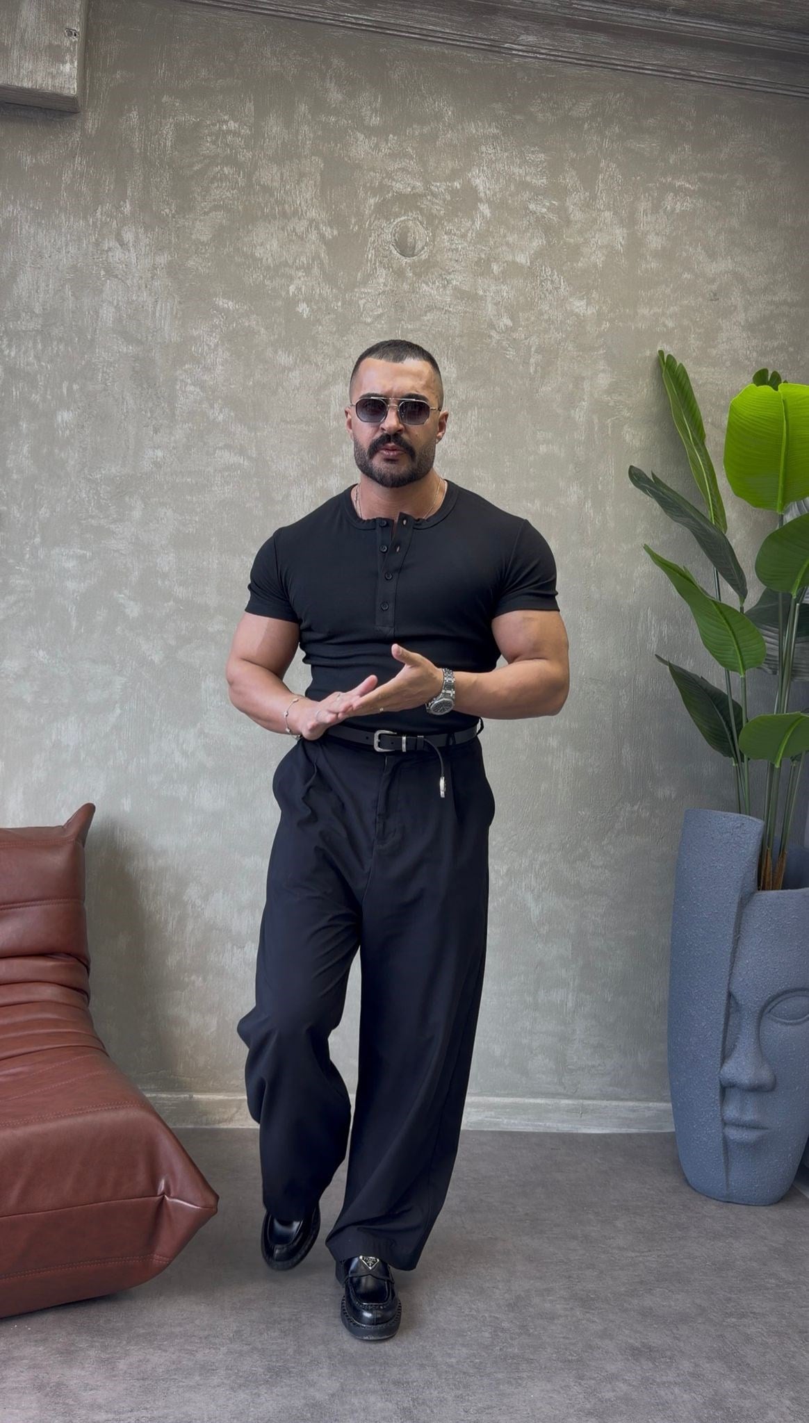 YAN PATLI ÜÇ DÜĞMELİ T-SHİRT SİYAH