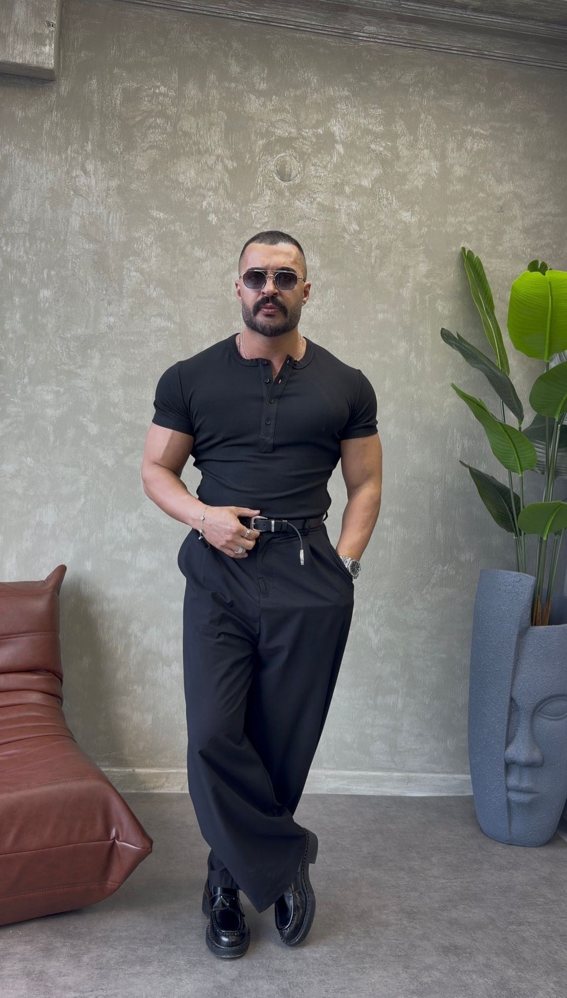 YAN PATLI ÜÇ DÜĞMELİ T-SHİRT SİYAH