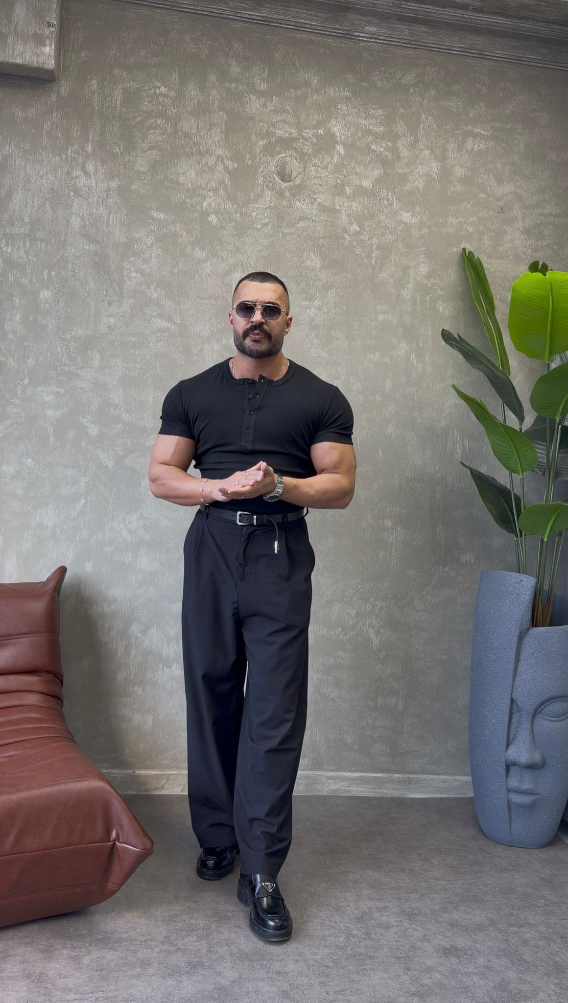 YAN PATLI ÜÇ DÜĞMELİ T-SHİRT SİYAH