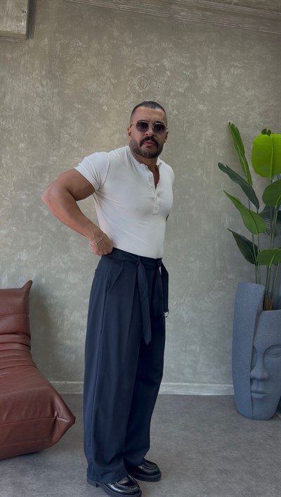 YAN PATLI ÜÇ DÜĞMELİ T-SHİRT BEYAZ