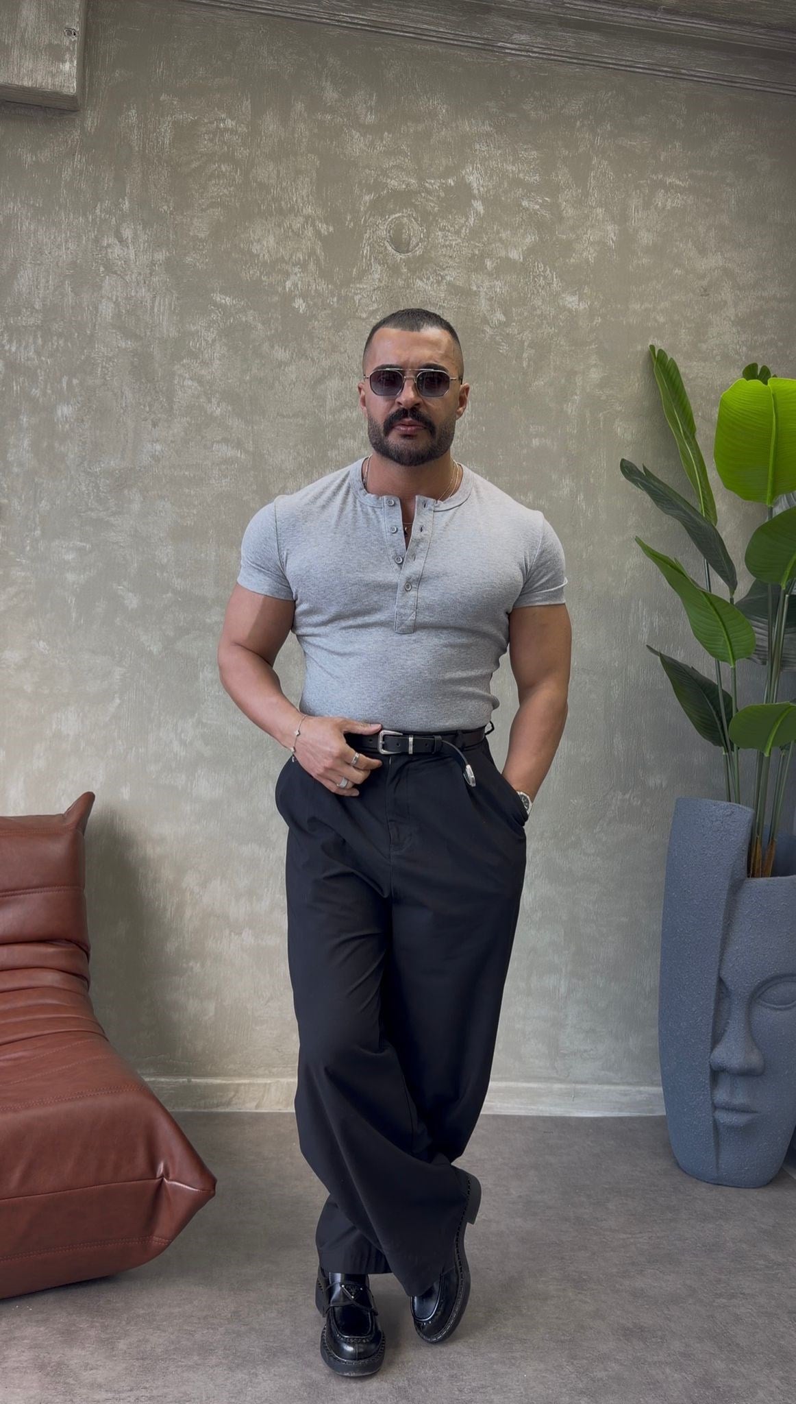 YAN PATLI ÜÇ DÜĞMELİ T-SHİRT GRİ