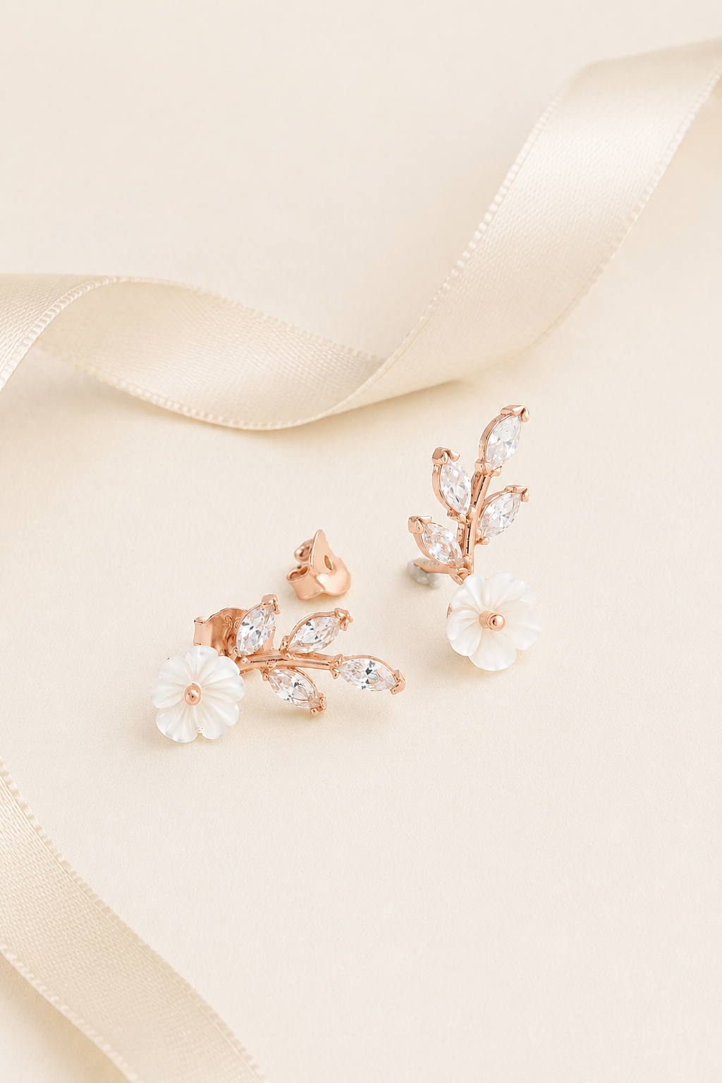 925 AYAR ROSE KAPLAMA MANOLYA  ÇİÇEKLİ YAPRAK MODEL GÜMÜŞ KÜPE