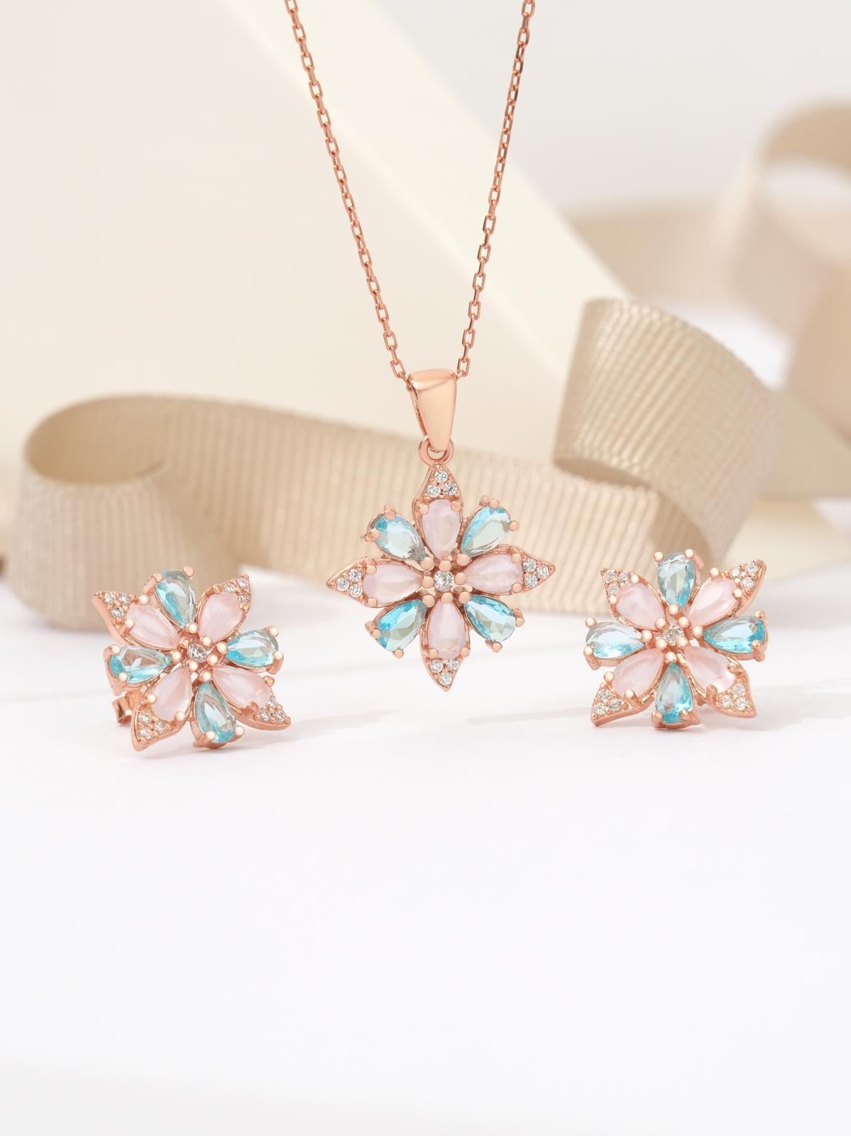 925 AYAR ROSE KAPLAMA RENKLİ TAŞLI KAMELYA ÇİÇEĞİ İKİLİ GÜMÜŞ SET
