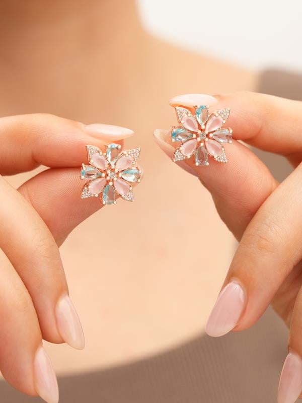 925 AYAR ROSE KAPLAMA RENKLİ TAŞLI KAMELYA ÇİÇEĞİ GÜMÜŞ KÜPE