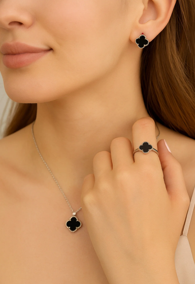 925 AYAR RODYUM KAPLAMA ONİKS TAŞİLI YONCA GÜMÜŞ SET