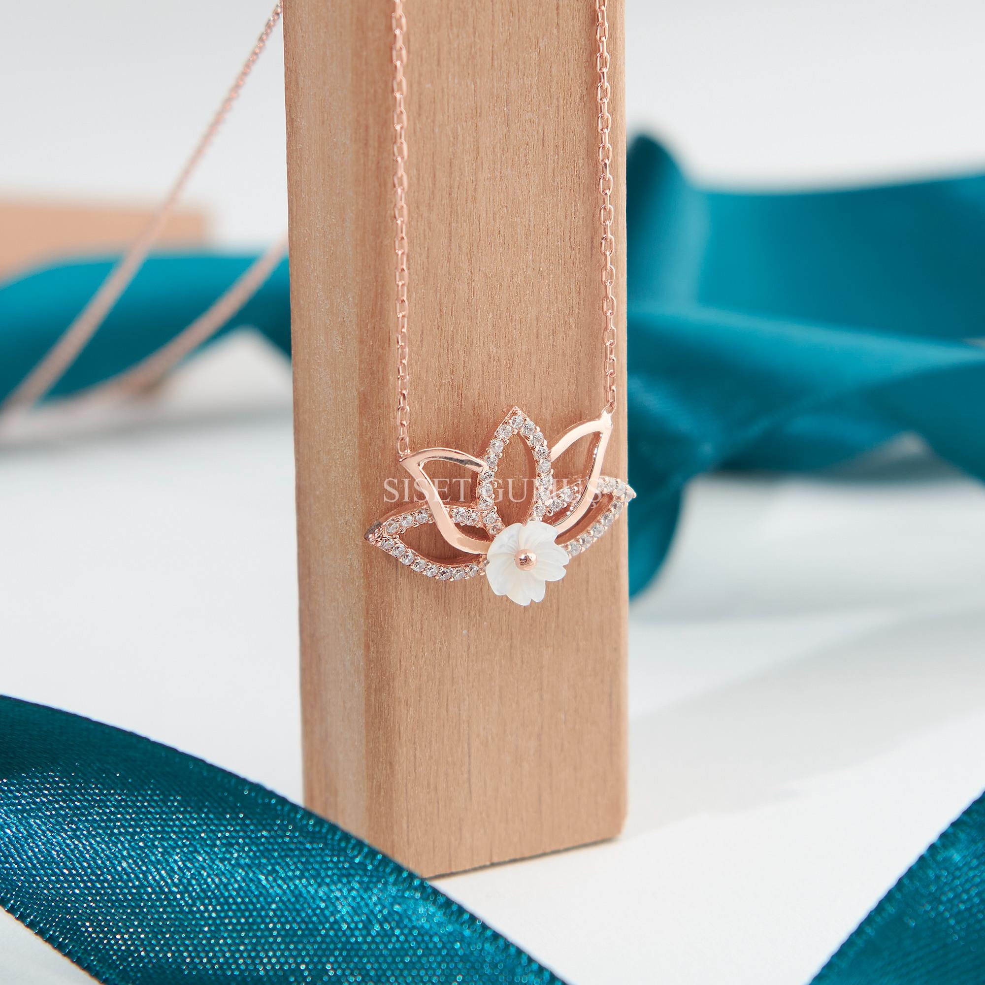 925 Ayar Rose Kaplama Manolya Çiçekli  Lotus Çiçeği Gümüş Kolye