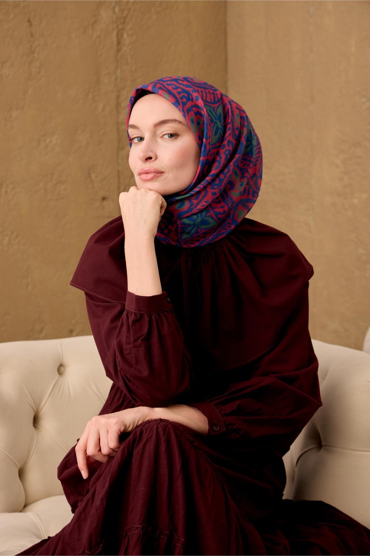 İnce Pamuk Soft Eşarp Çilek Kırmızı-Saks-Yeşil Desenli Nefes Alan Tok Duruşlu 90x90