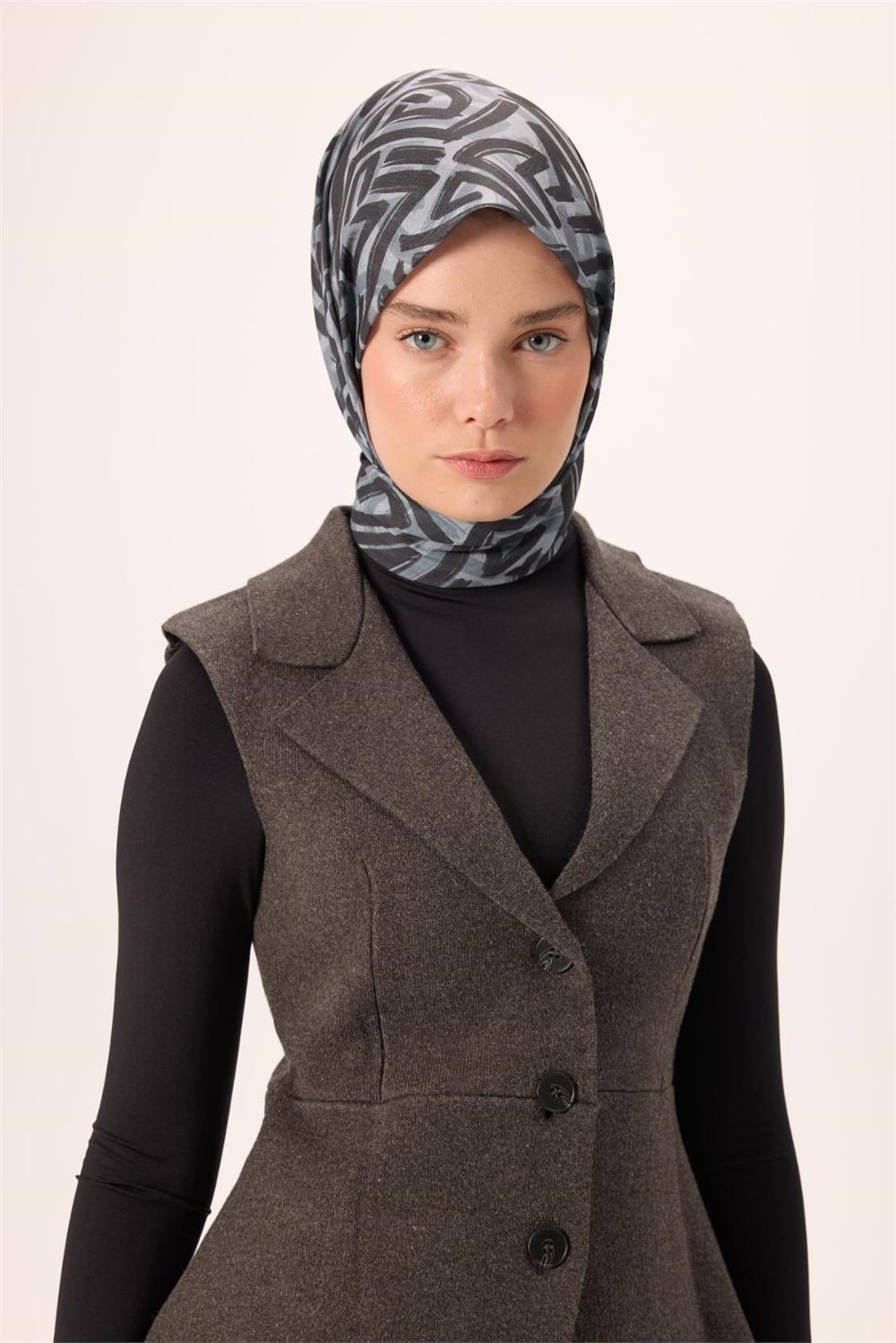 İnce Pamuk Soft Eşarp Gri-Gümüş Soluk Siyah Desenli Nefes Alan Tok Duruşlu 90x90