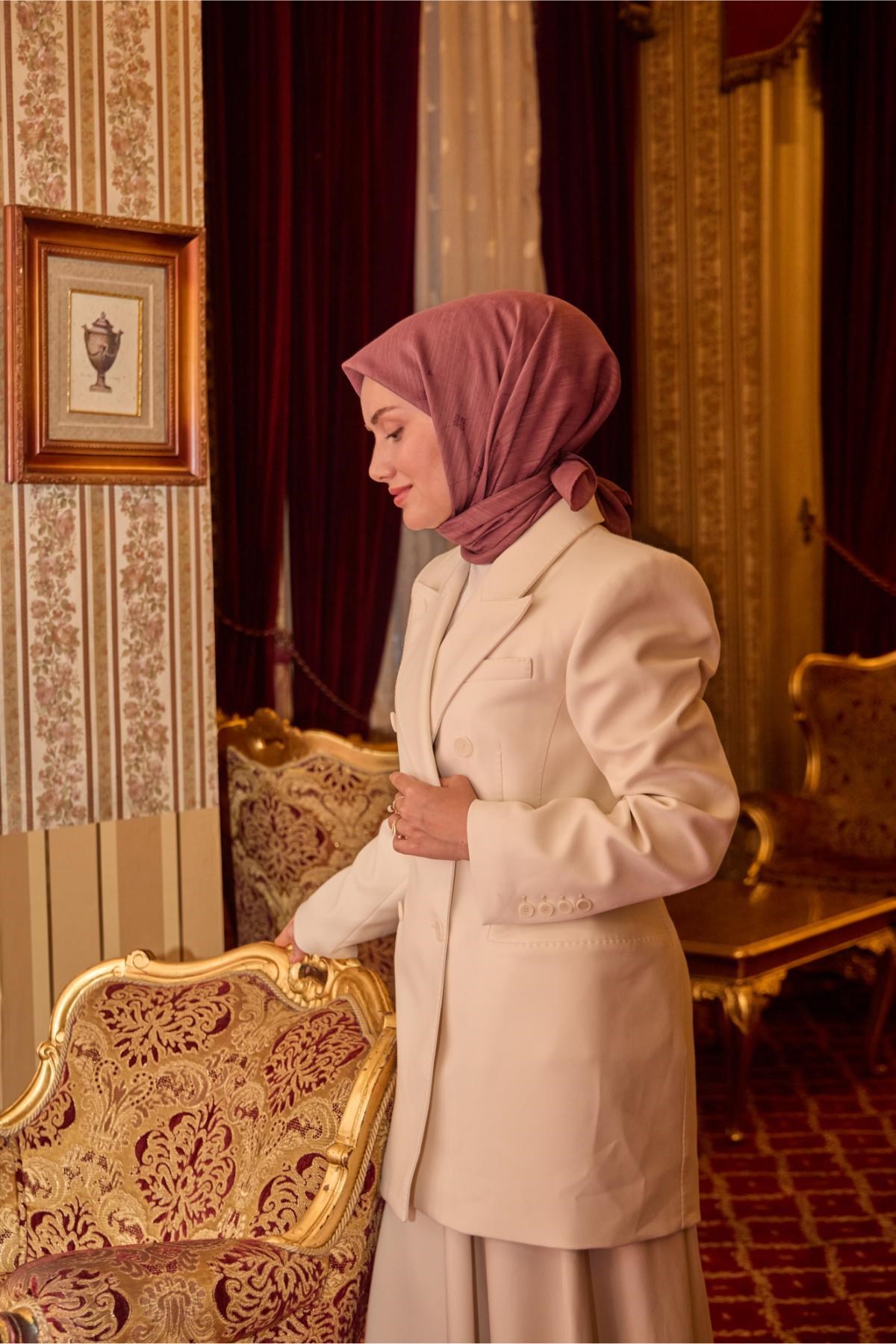Monogram Pamuk İpek Eşarp Gül Kurusu Tonlu Desenli Tok Duruşlu 90x90