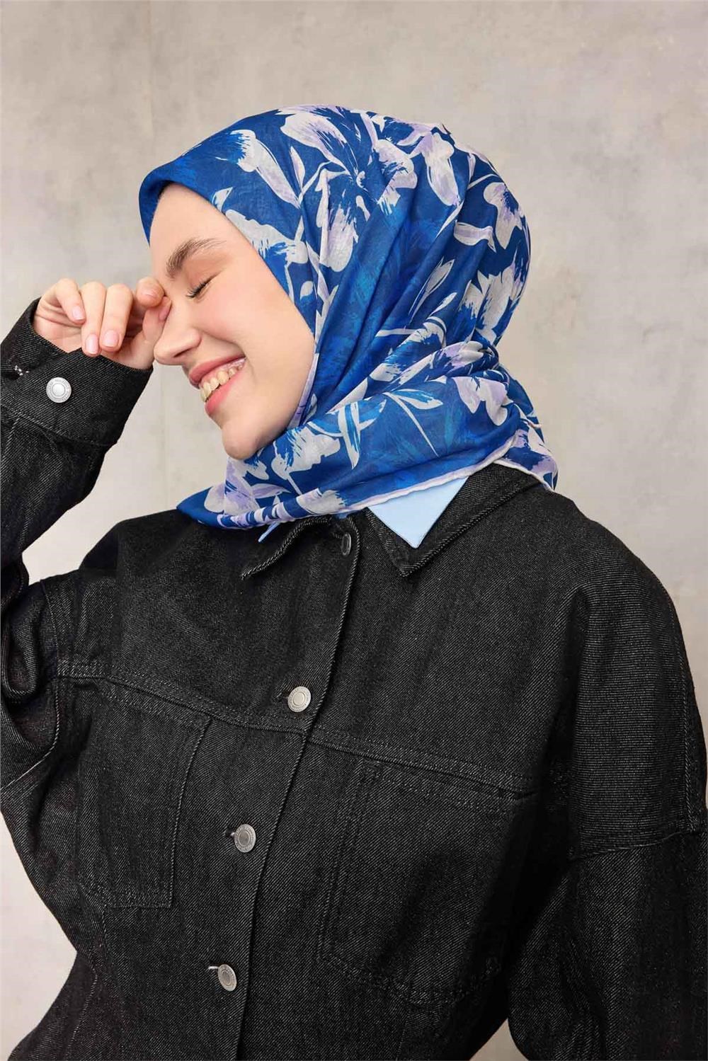 Pamuk Polyester Eşarp Saks Mavi Büyük Papatya Desenli Soft Dokulu Kaymaz 90x90