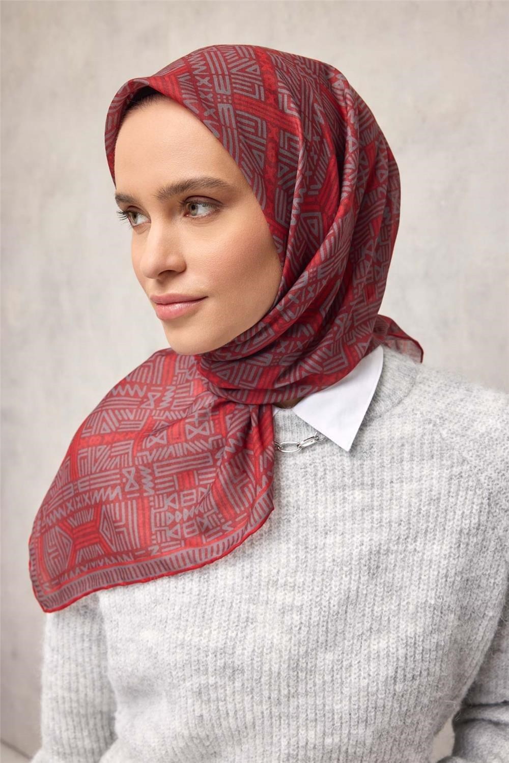 Pamuk Polyester Soft Eşarp Koyu Kırmızı Geometrik Desenli Kaymaz Tok Duruşlu 90x90