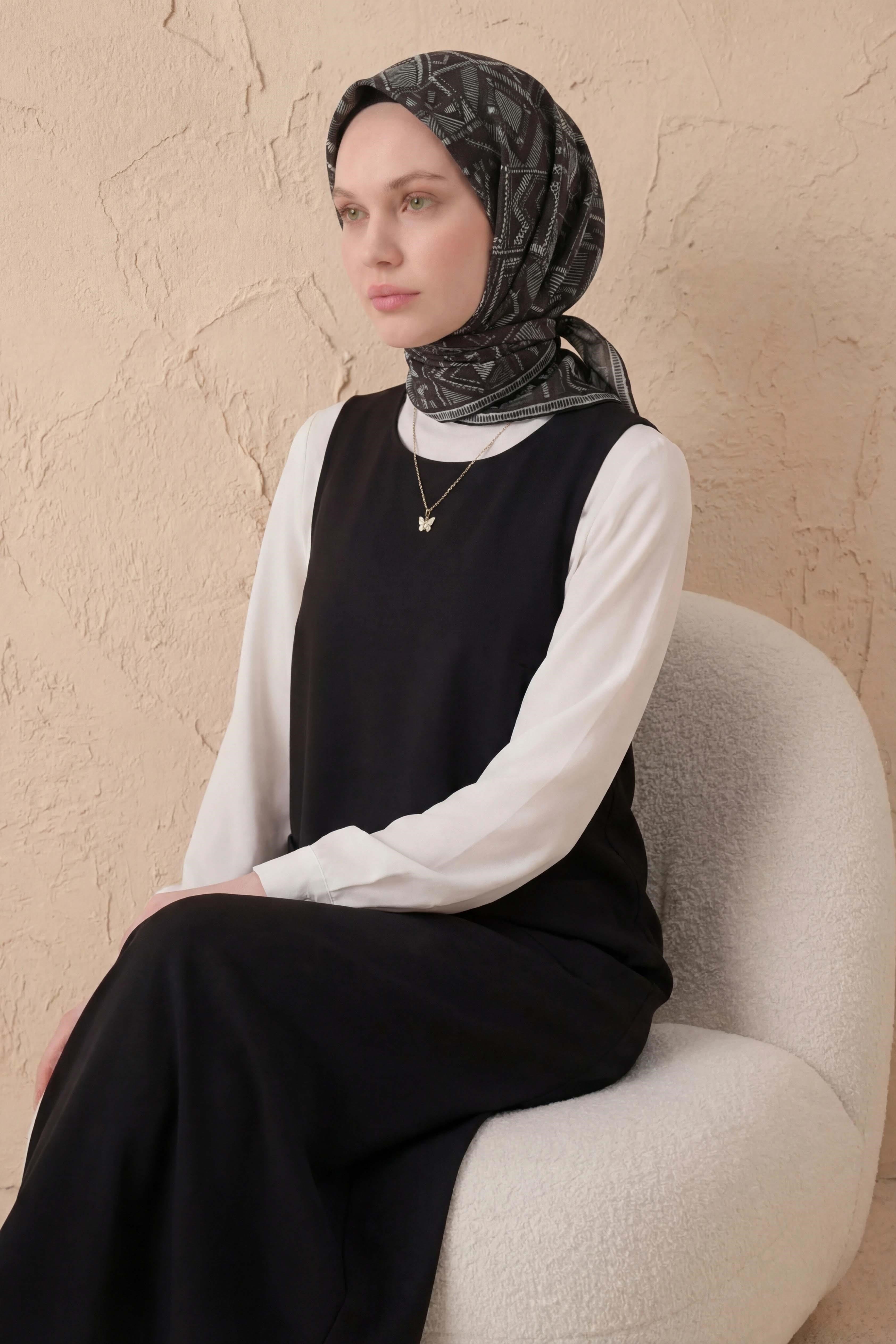 Soft Eşarp Geometrik Desen Siyah 90x90