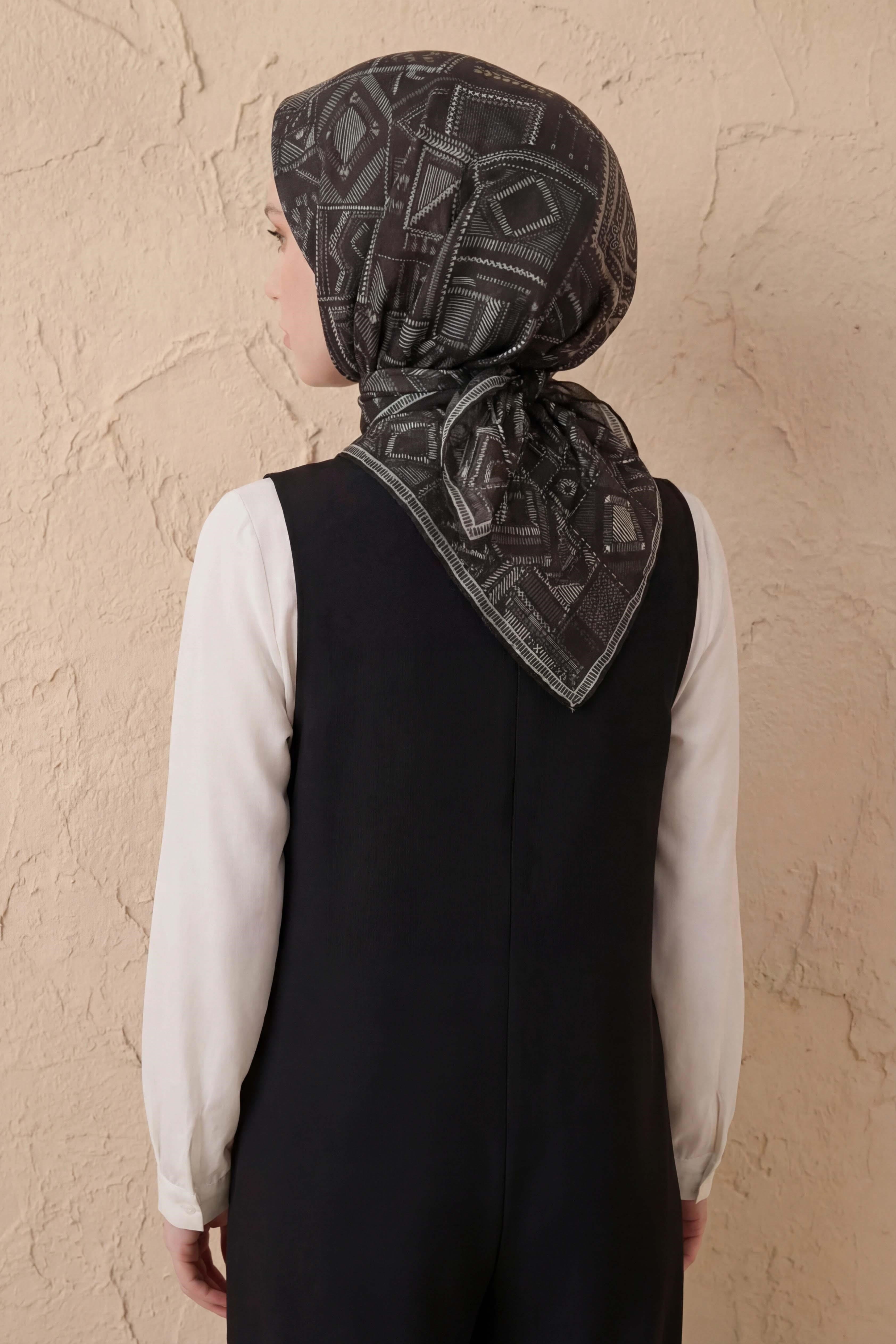 Soft Eşarp Geometrik Desen Siyah 90x90
