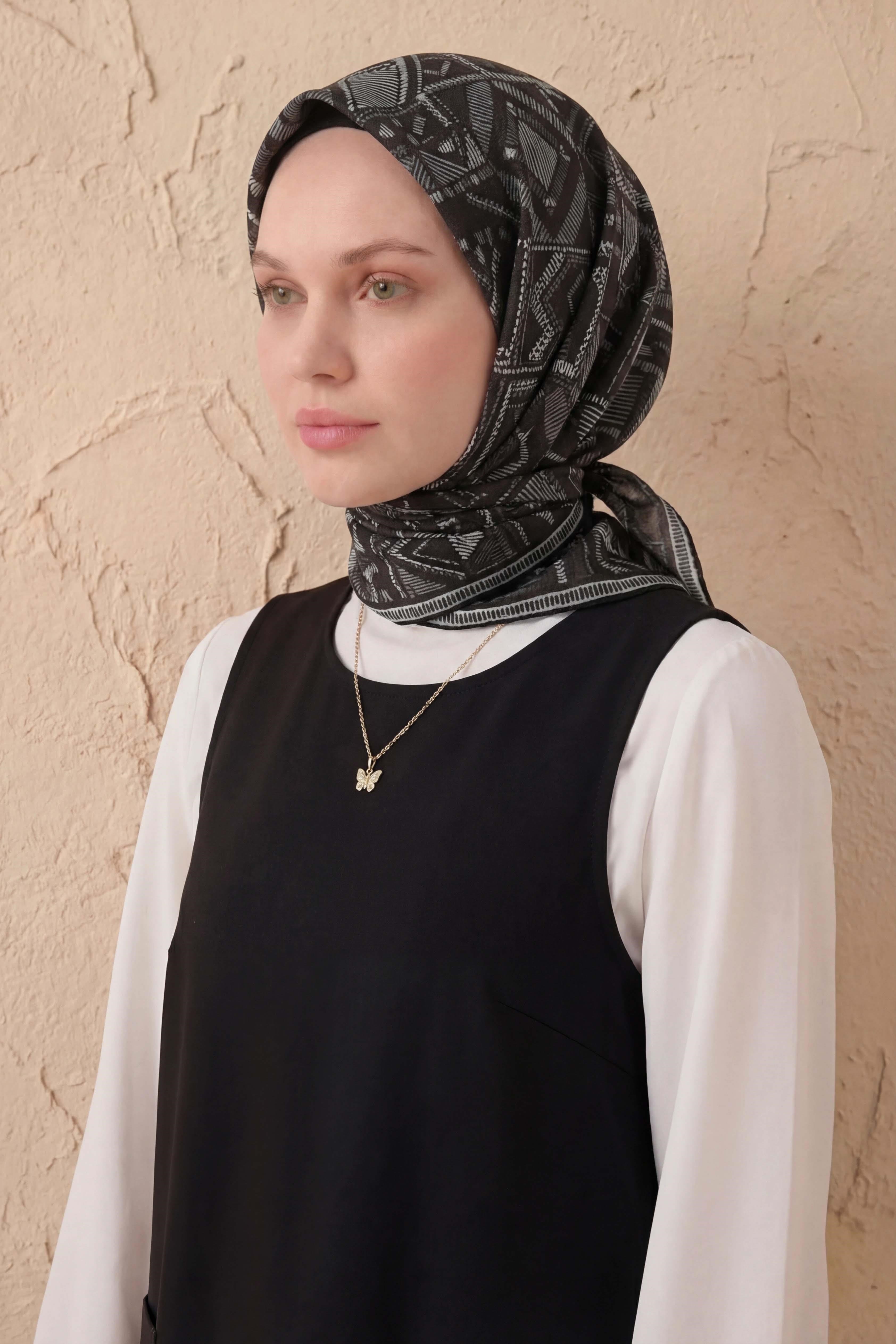 Soft Eşarp Geometrik Desen Siyah 90x90