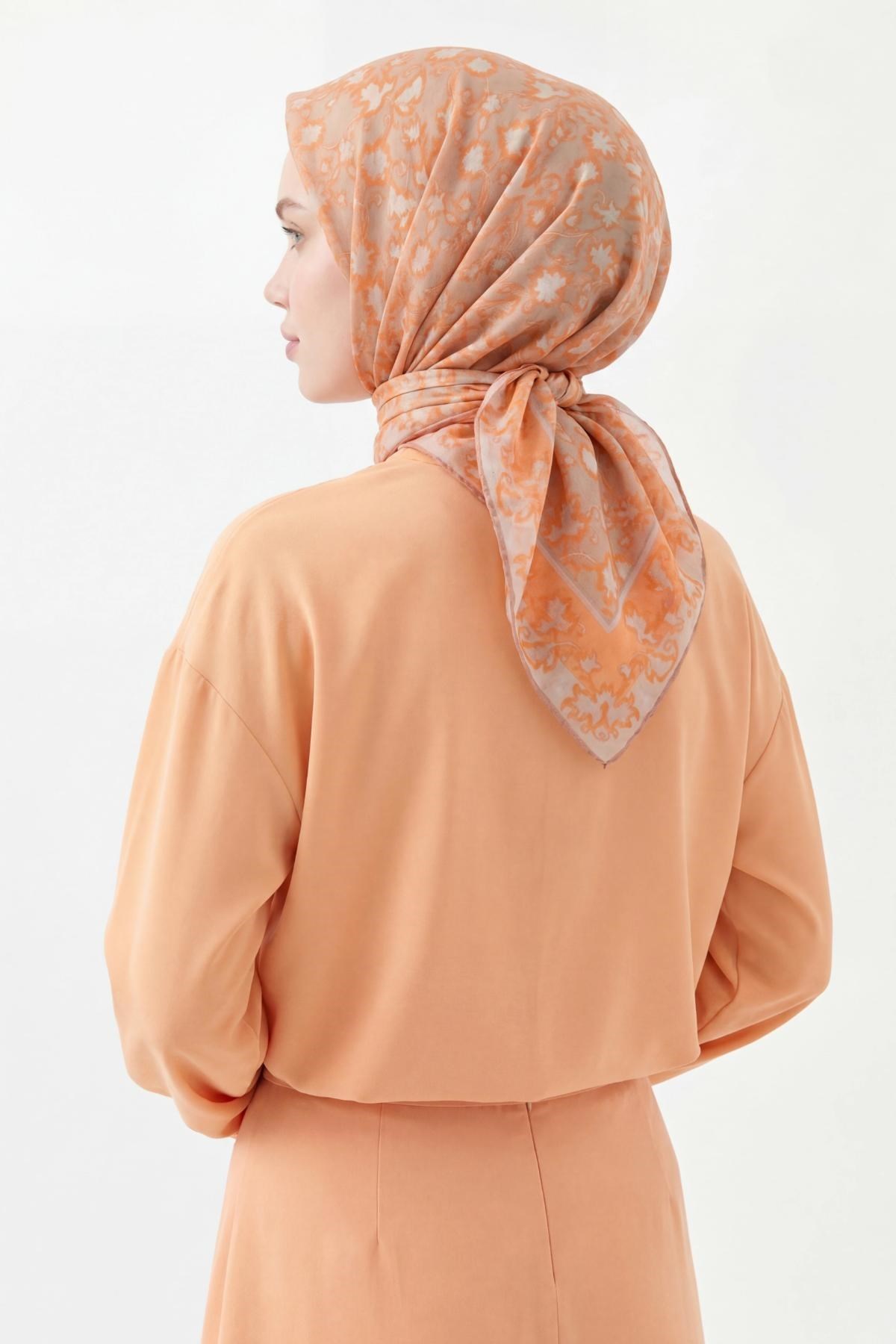 Soft Eşarp Yaprak Desen Yavruağzı 90x90