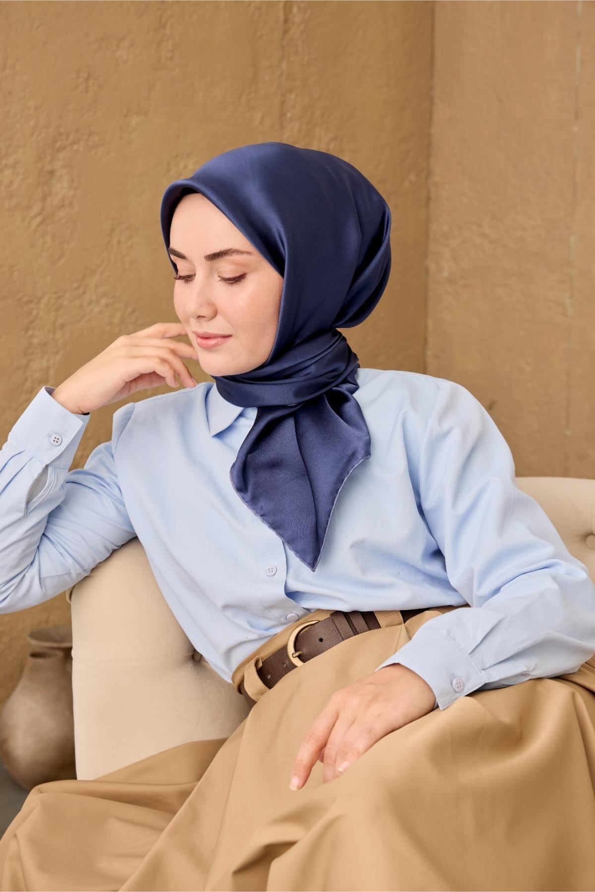 Sura İpek Eşarp Gece Mavisi Düz Renk Tok Duruşlu 90x90