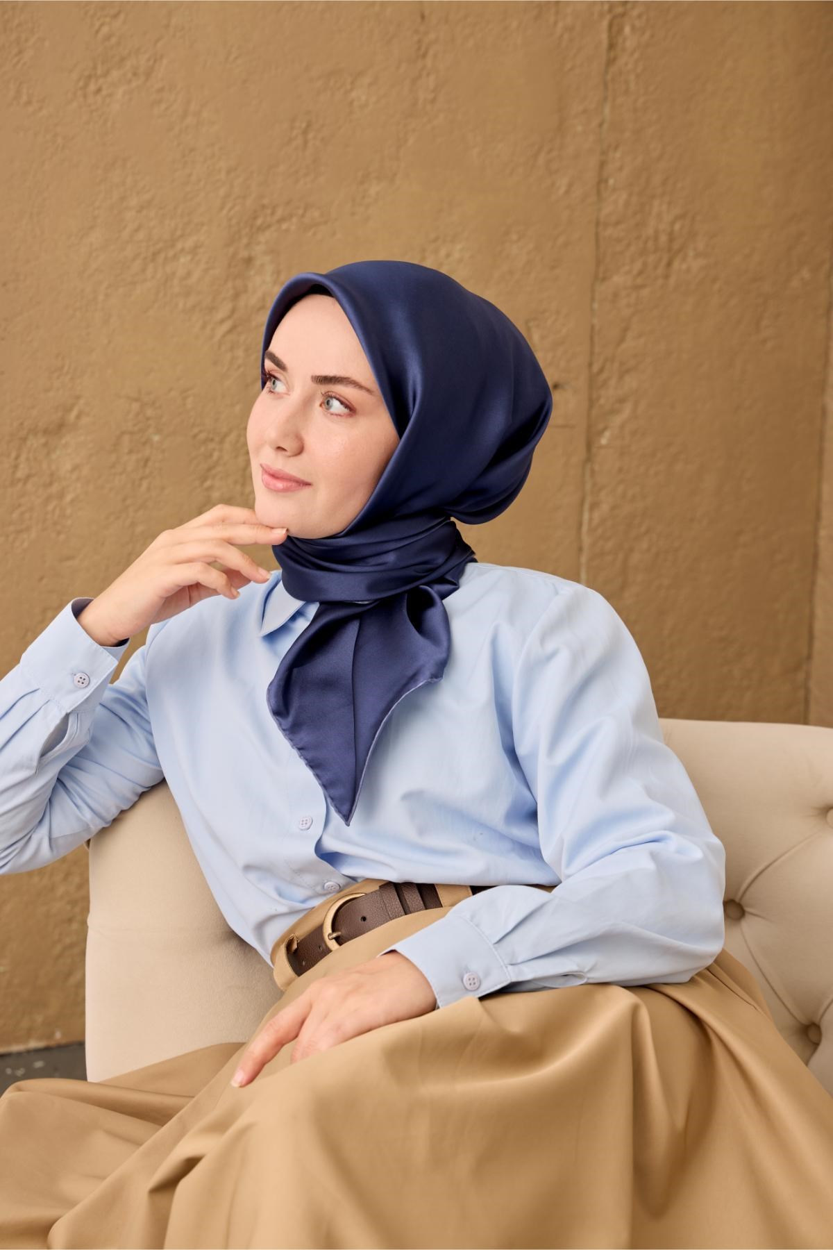 Sura İpek Eşarp Gece Mavisi Düz Renk Tok Duruşlu 90x90