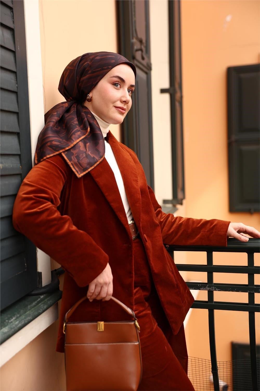 Twill İpek Eşarp Acı Kahve–Taba–Siyah Desenli Tok Duruşlu 90x90