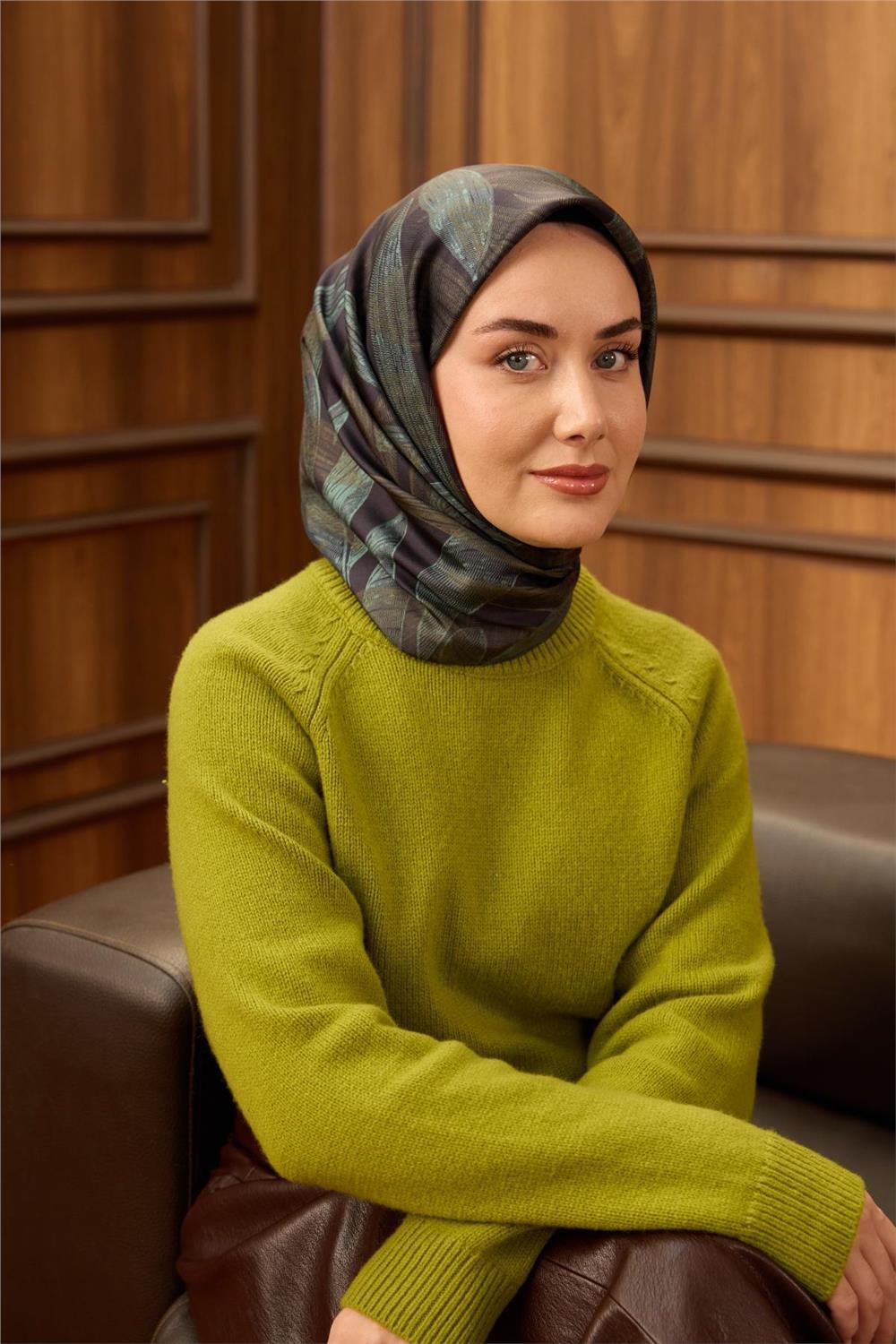 Twill İpek Eşarp Antrasit-Çağla Yeşili Desenli Tok Duruşlu 90x90