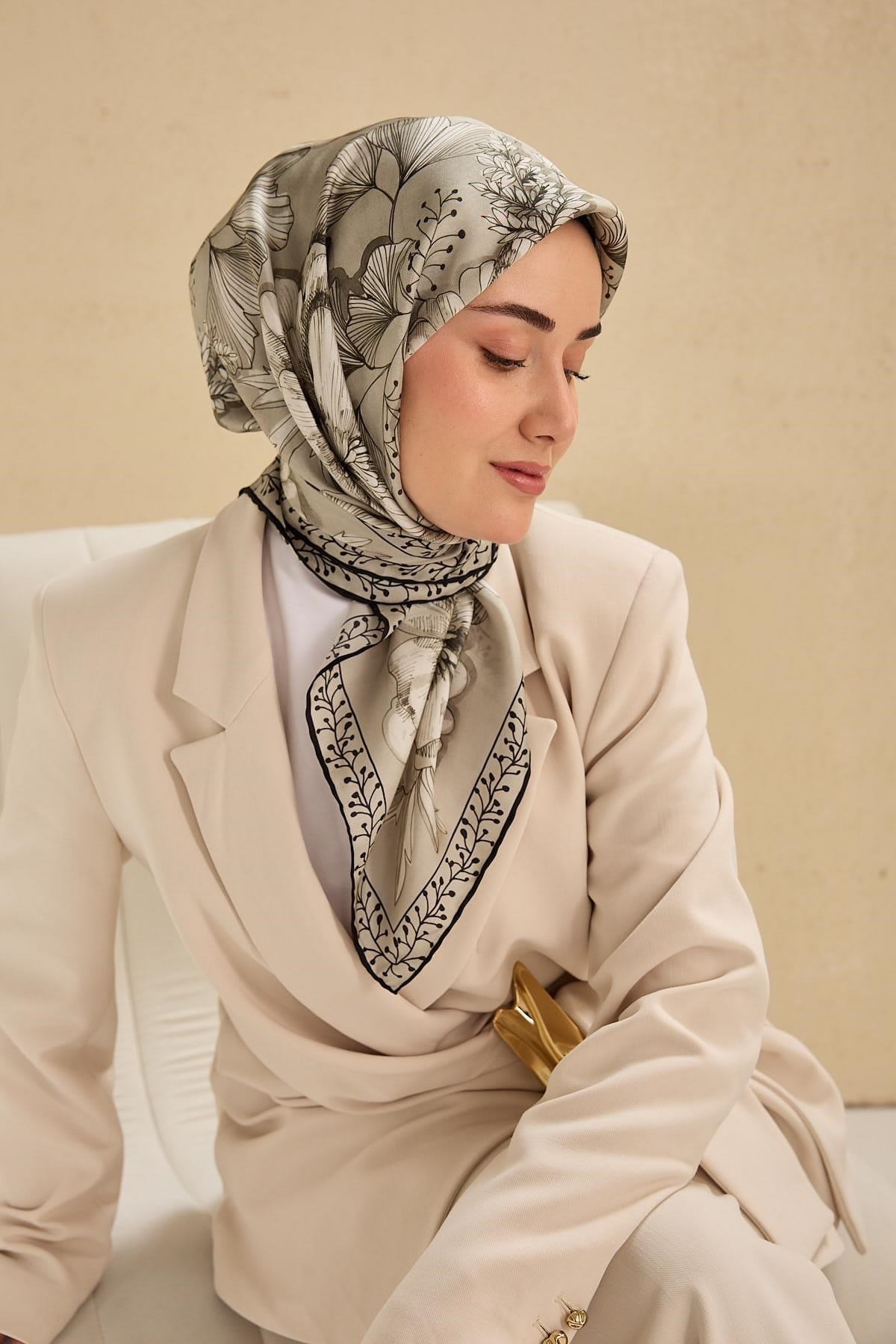 Twill İpek Eşarp Büyük Çiçek Uçuk Gri 90x90