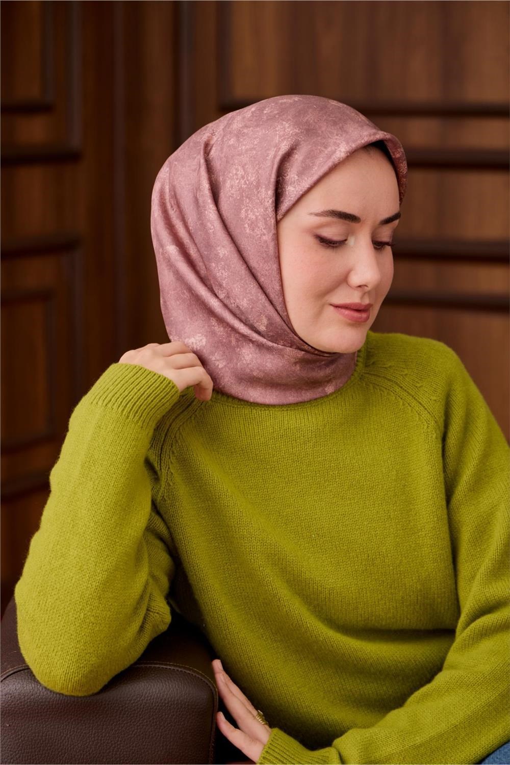 Twill İpek Eşarp Gül Kurusu–Toz Pembe Desenli Tok Duruşlu 90x90